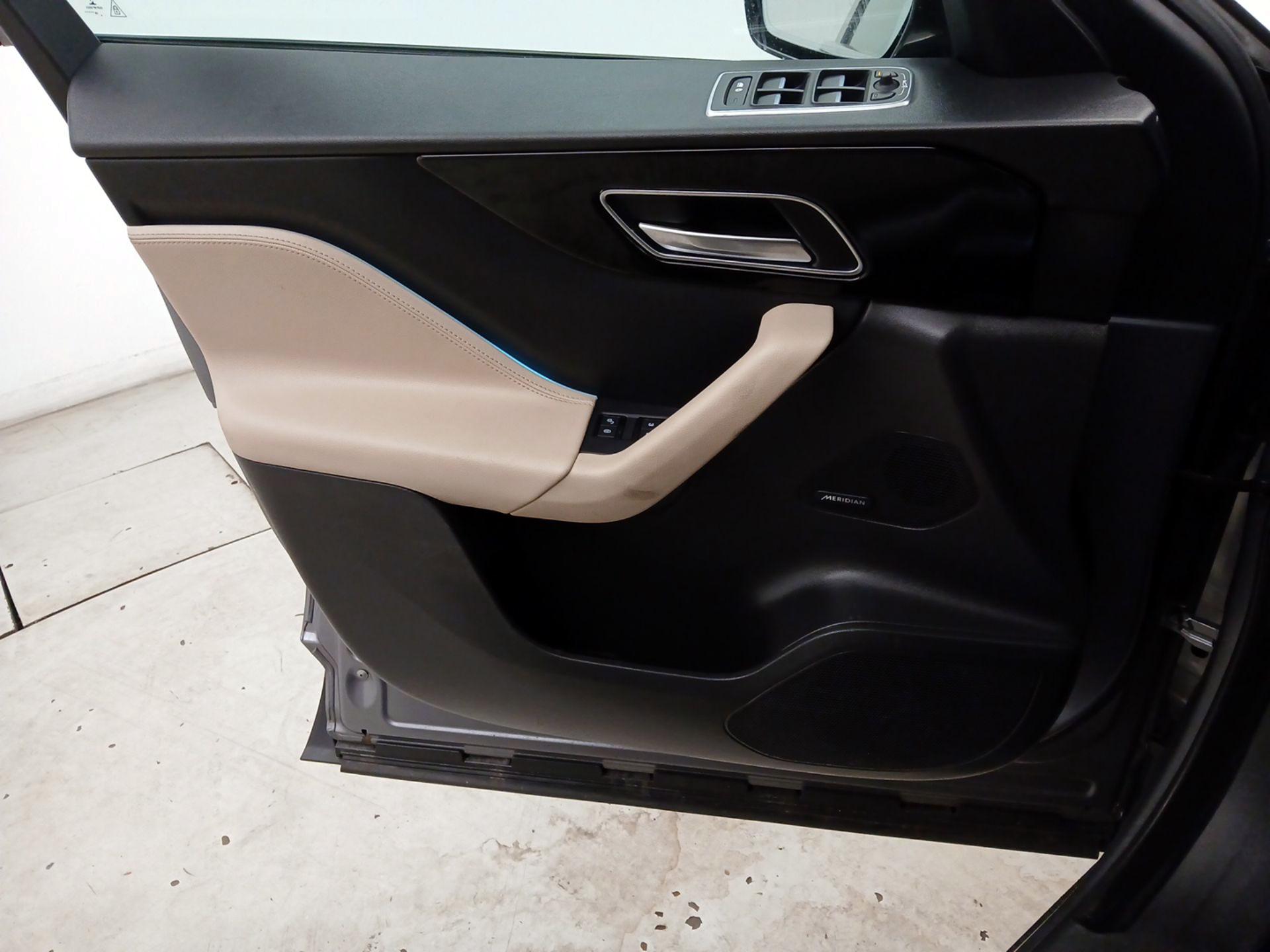 Thumbnail: 2020 Jaguar F-Pace - 12