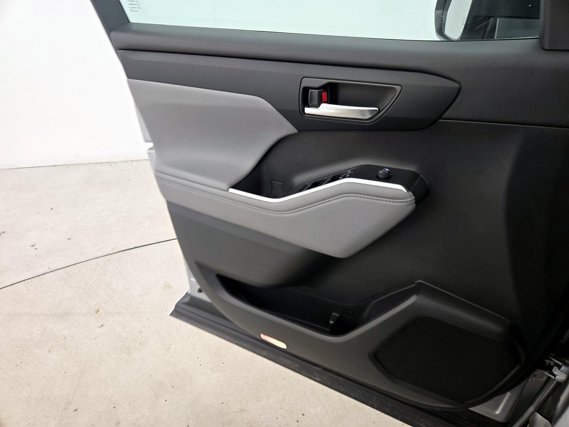 Thumbnail: 2021 Toyota Highlander - 12