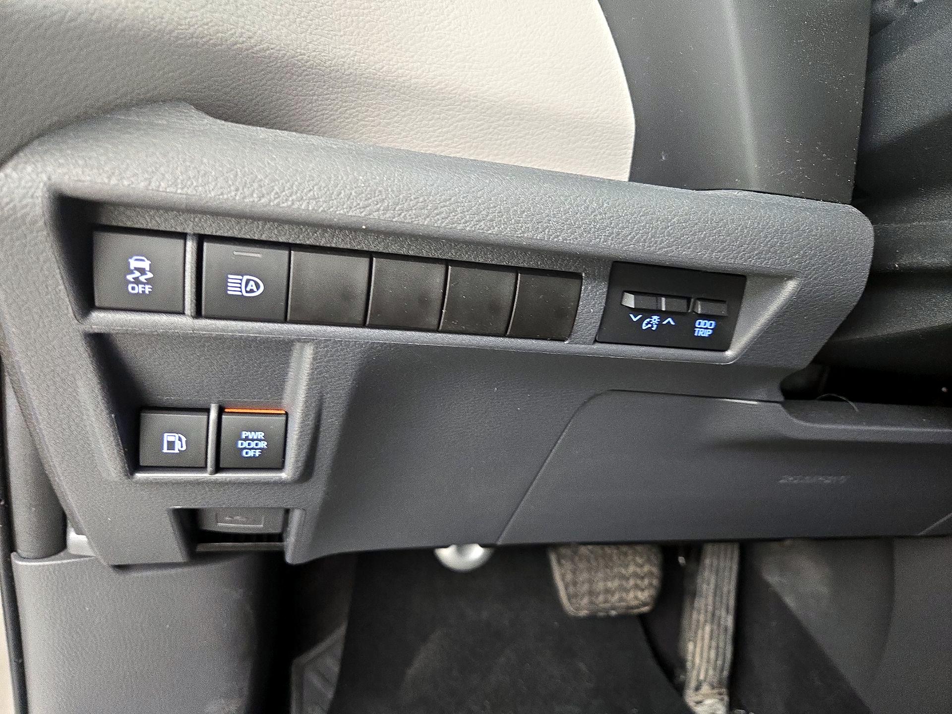 Thumbnail: 2022 Toyota Sienna - 13
