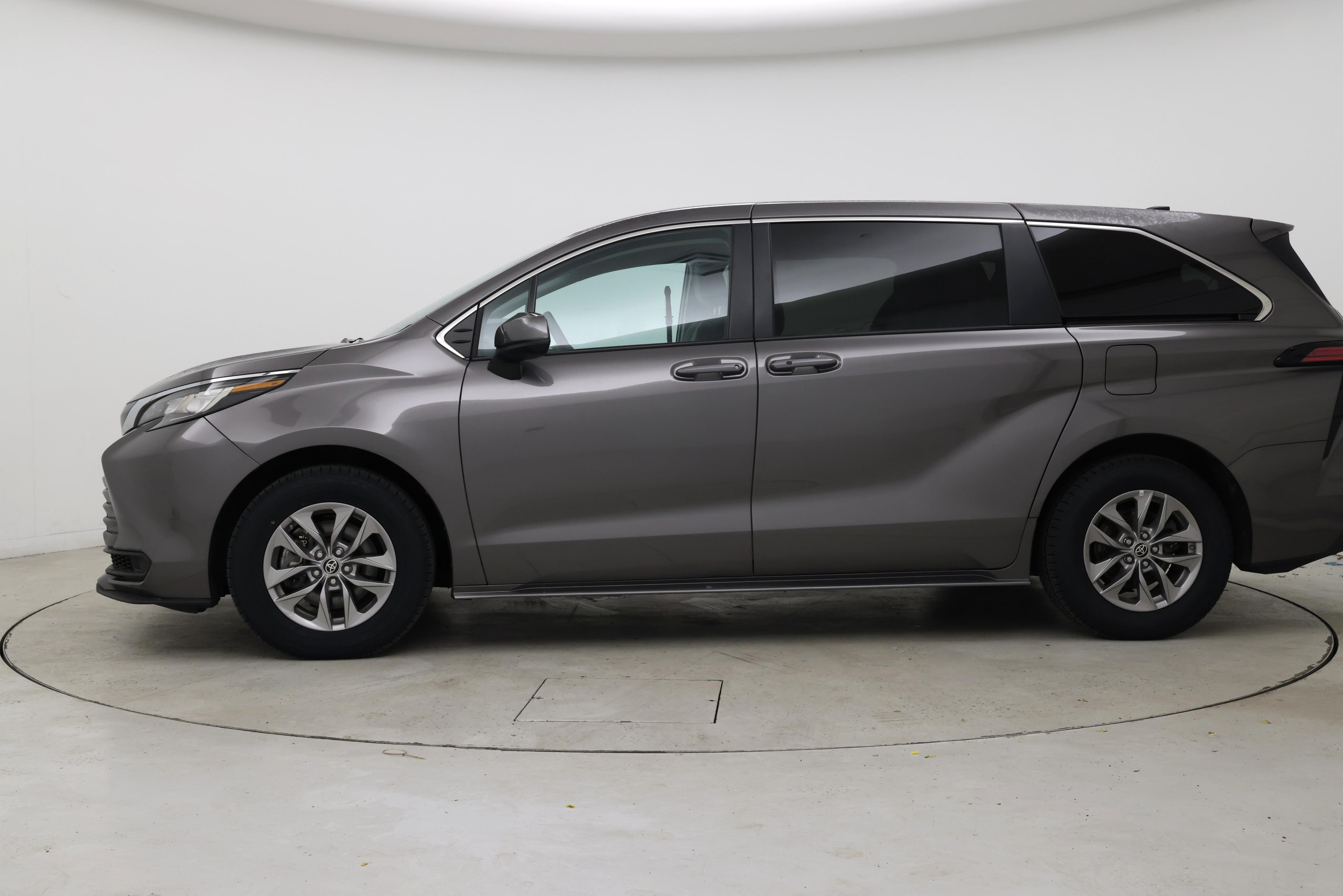 Thumbnail: 2022 Toyota Sienna - 3