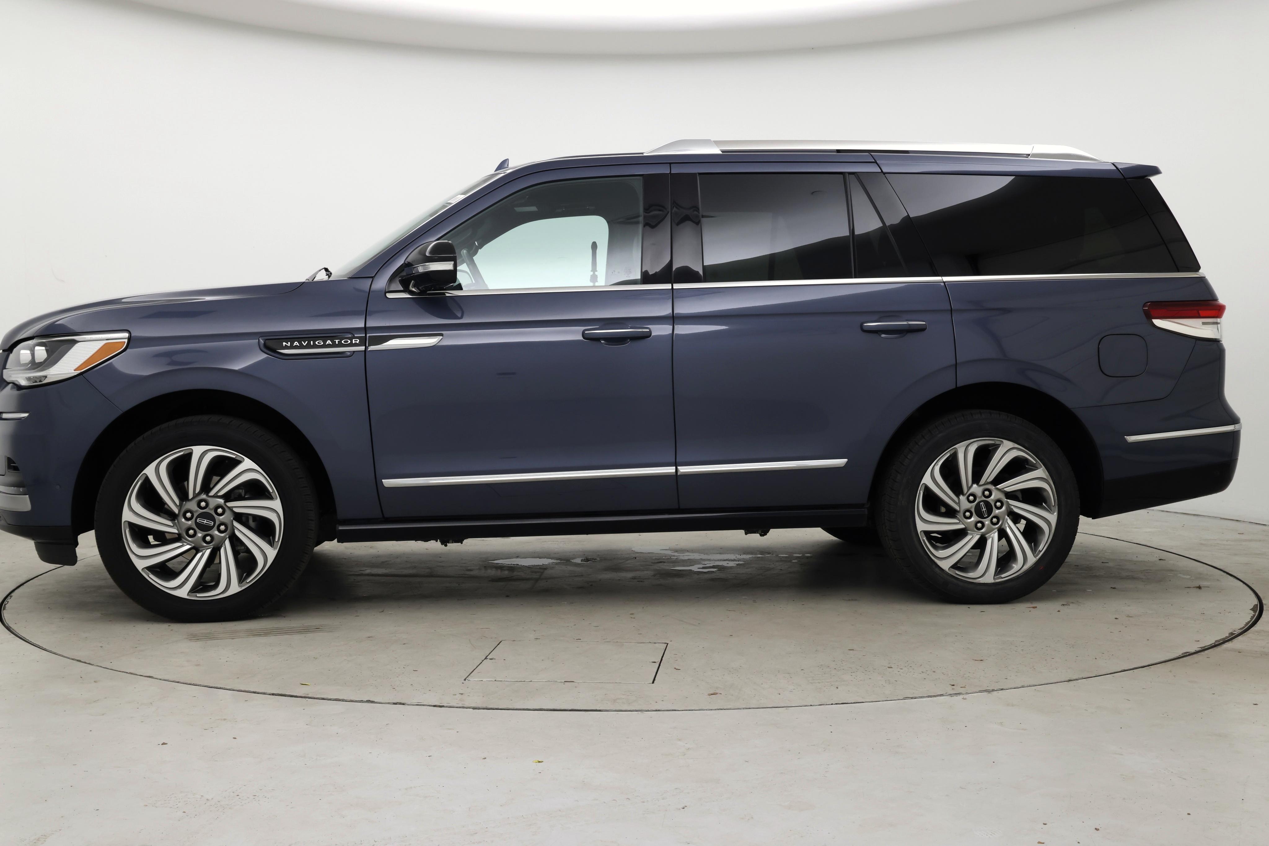 Thumbnail: 2023 Lincoln Navigator - 3