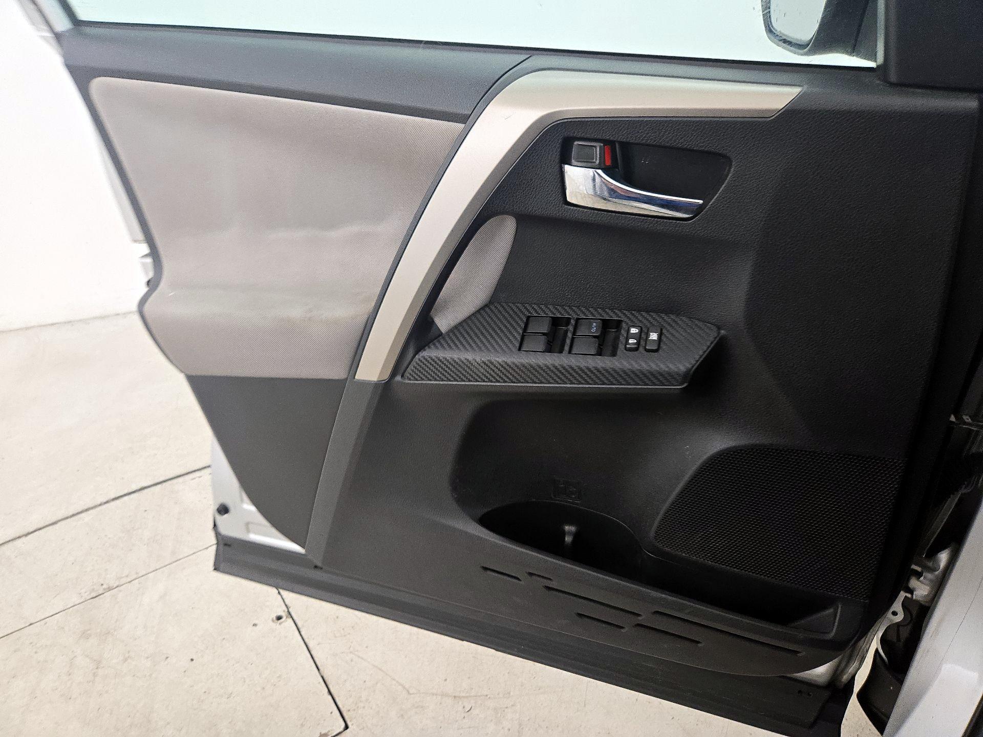 Thumbnail: 2015 Toyota RAV4 - 12