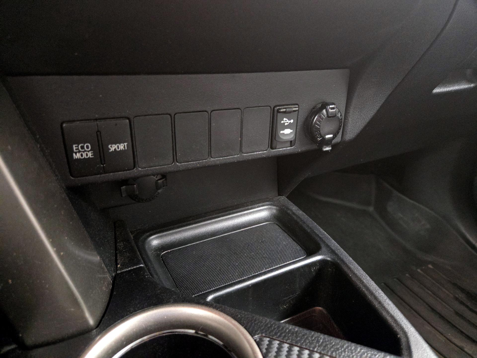 Thumbnail: 2015 Toyota RAV4 - 18