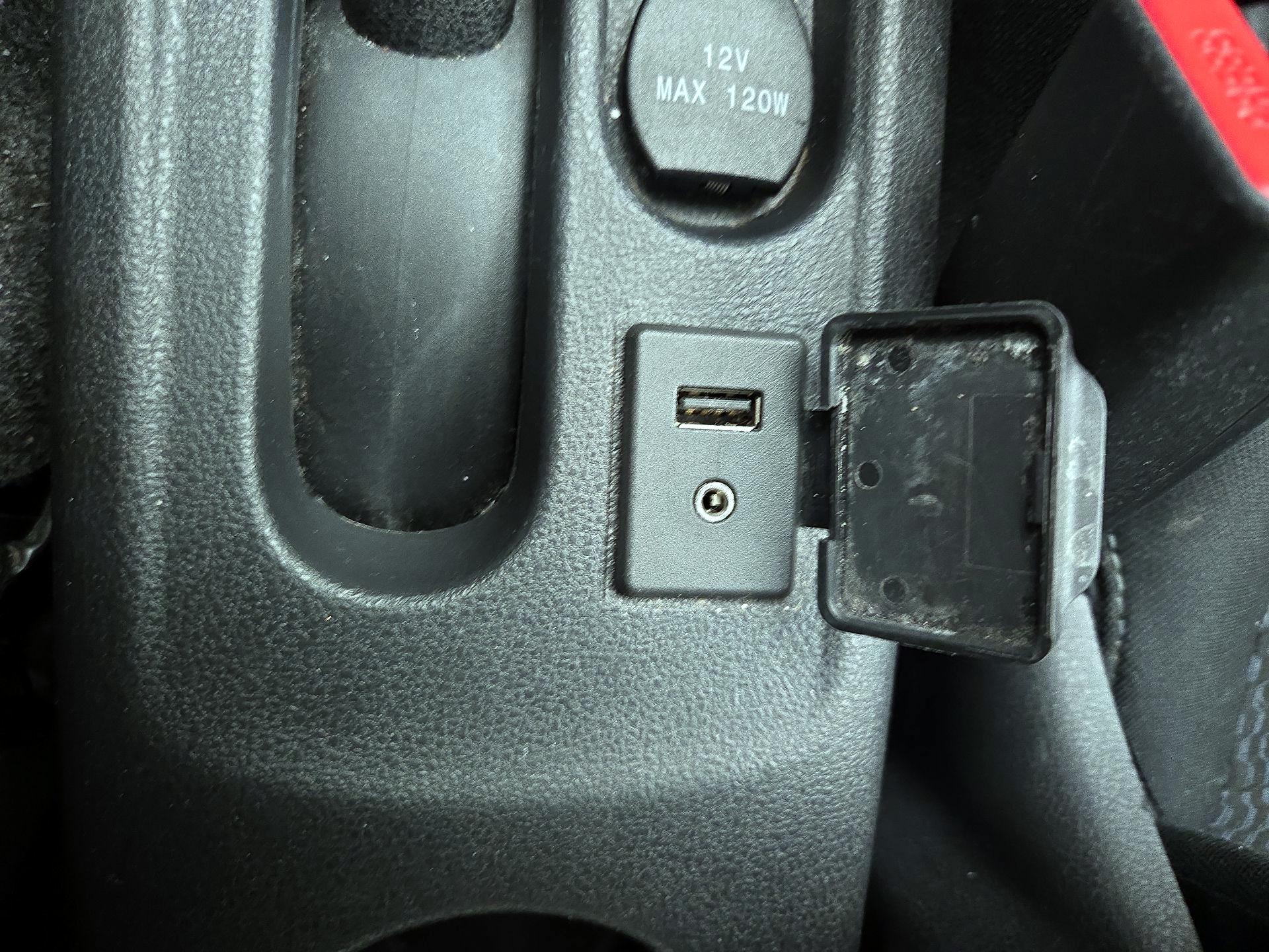 Thumbnail: 2015 Nissan Versa Note - 17