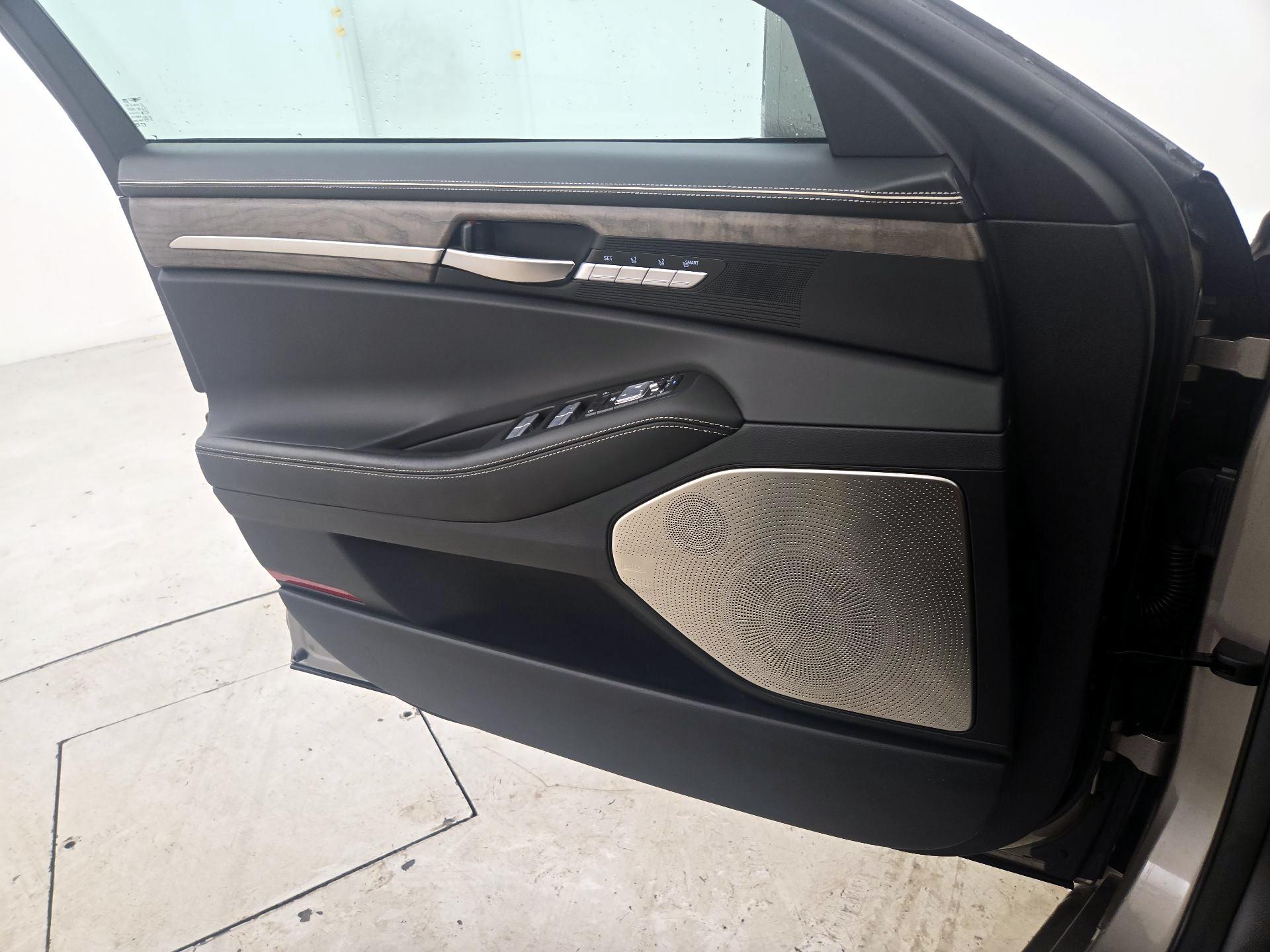 Thumbnail: 2020 Genesis G90 - 12