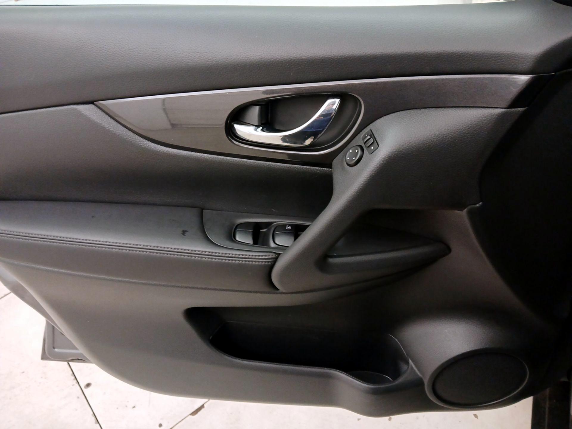 Thumbnail: 2017 Nissan Rogue - 12