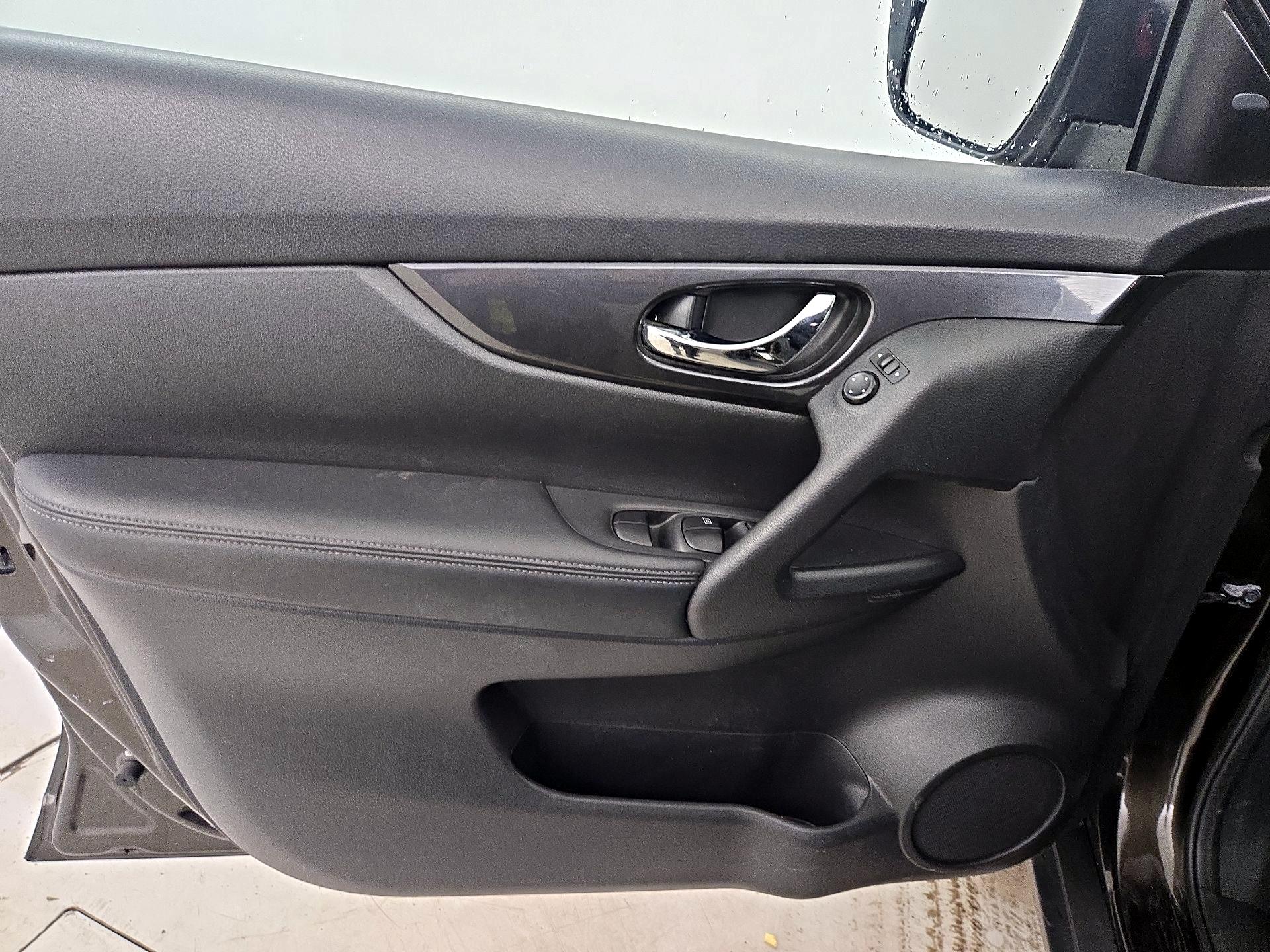 Thumbnail: 2017 Nissan Rogue - 12