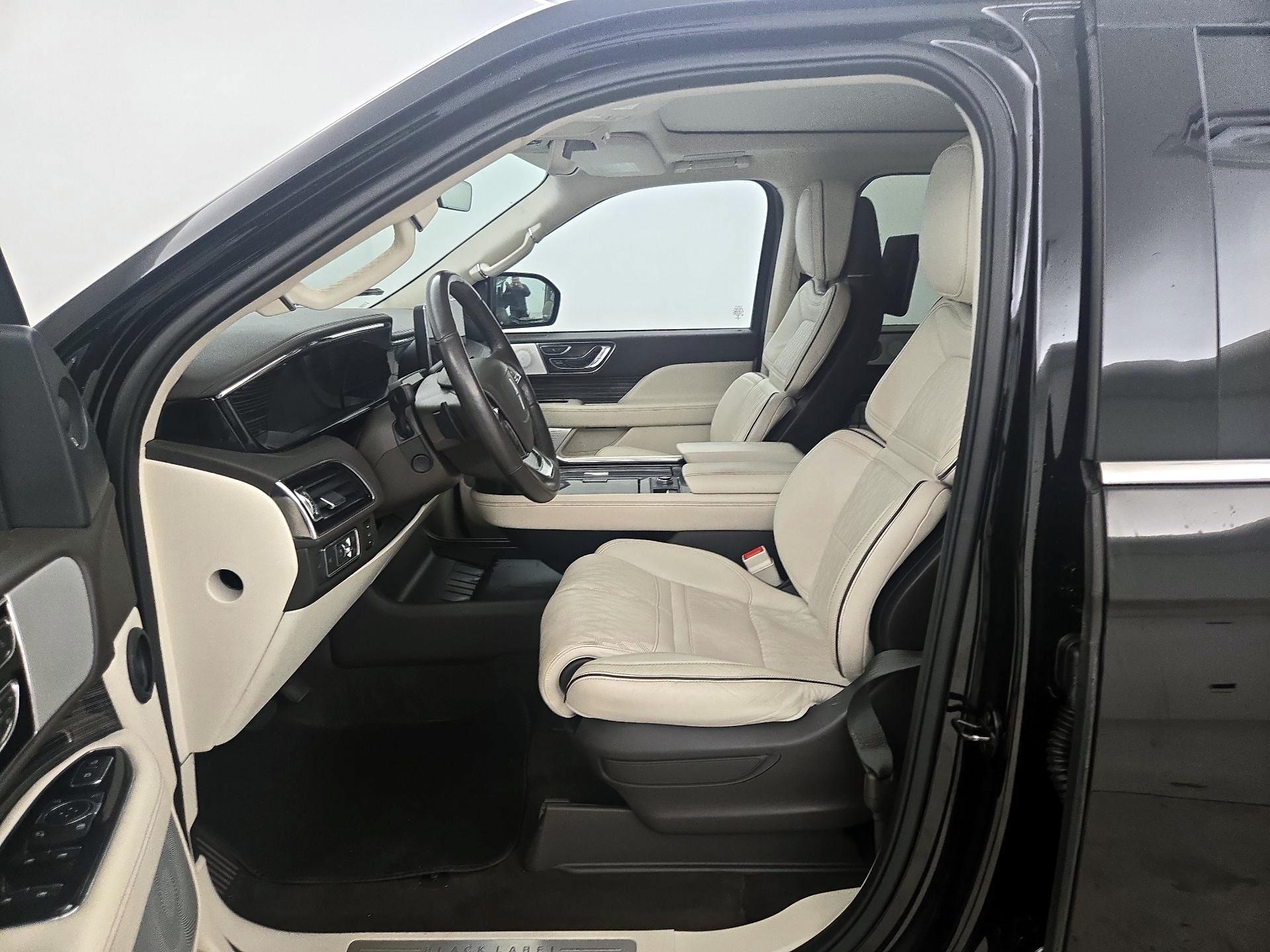 Thumbnail: 2023 Lincoln Navigator L - 11