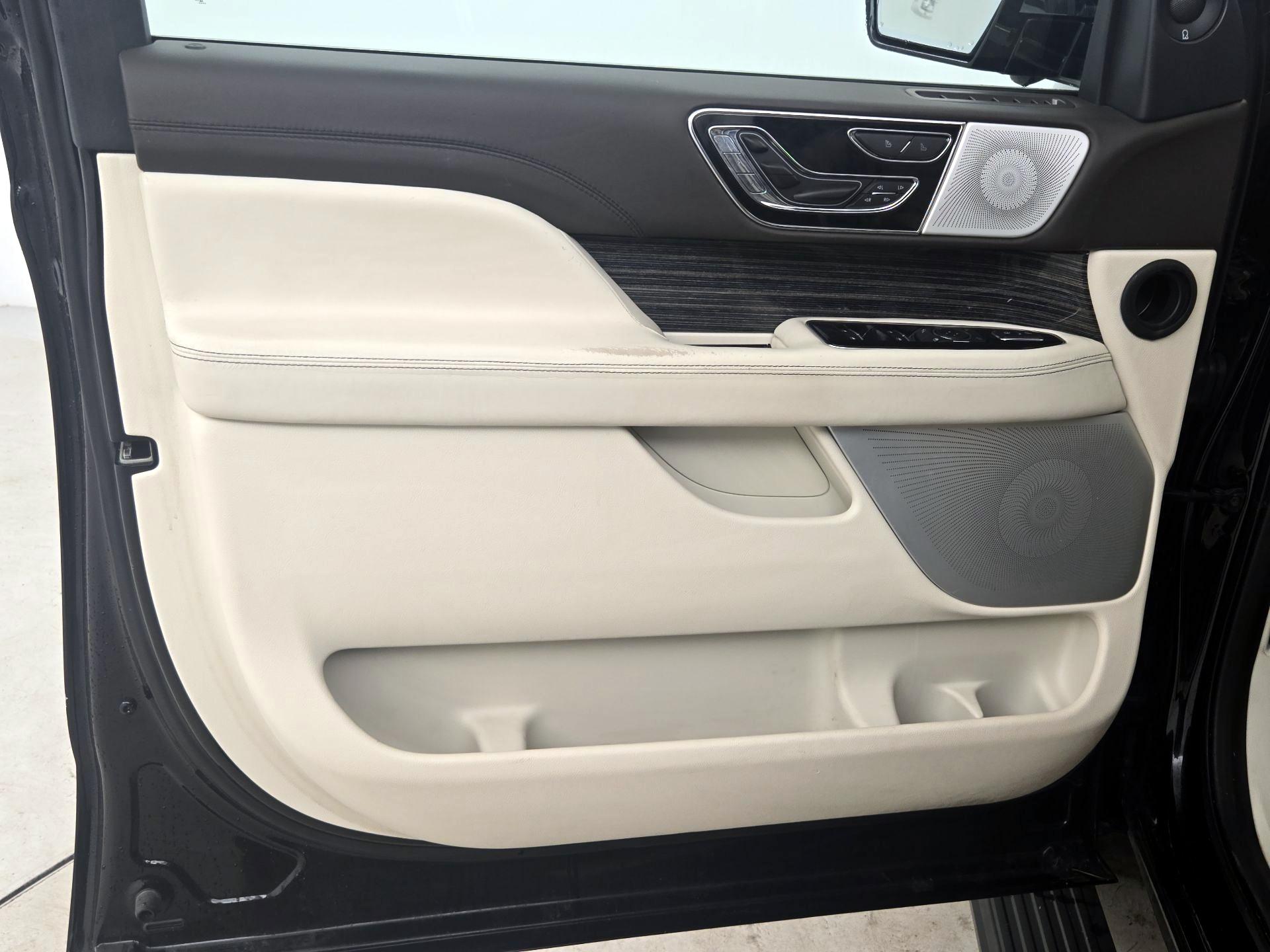 Thumbnail: 2023 Lincoln Navigator L - 12