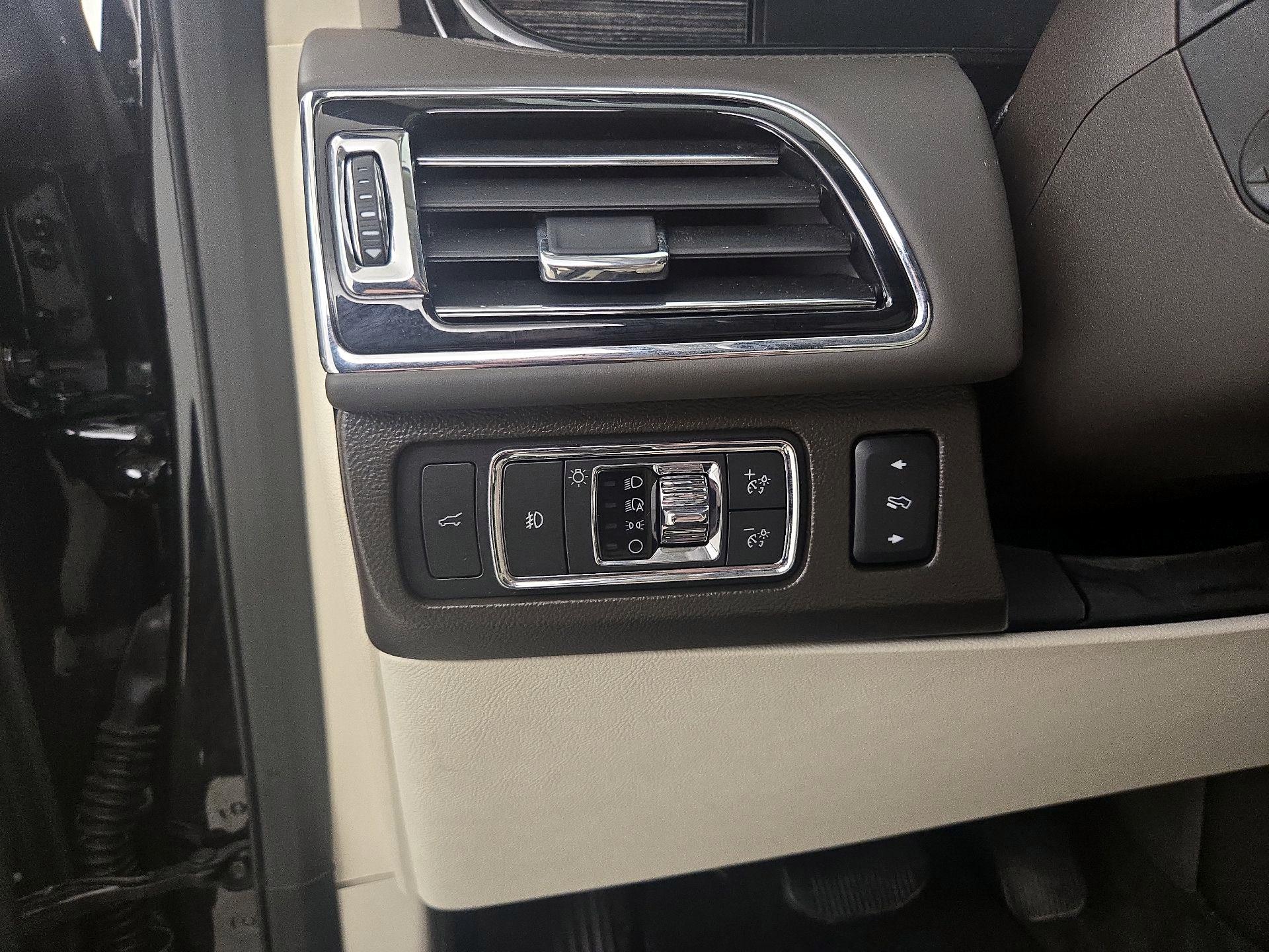 Thumbnail: 2023 Lincoln Navigator L - 13