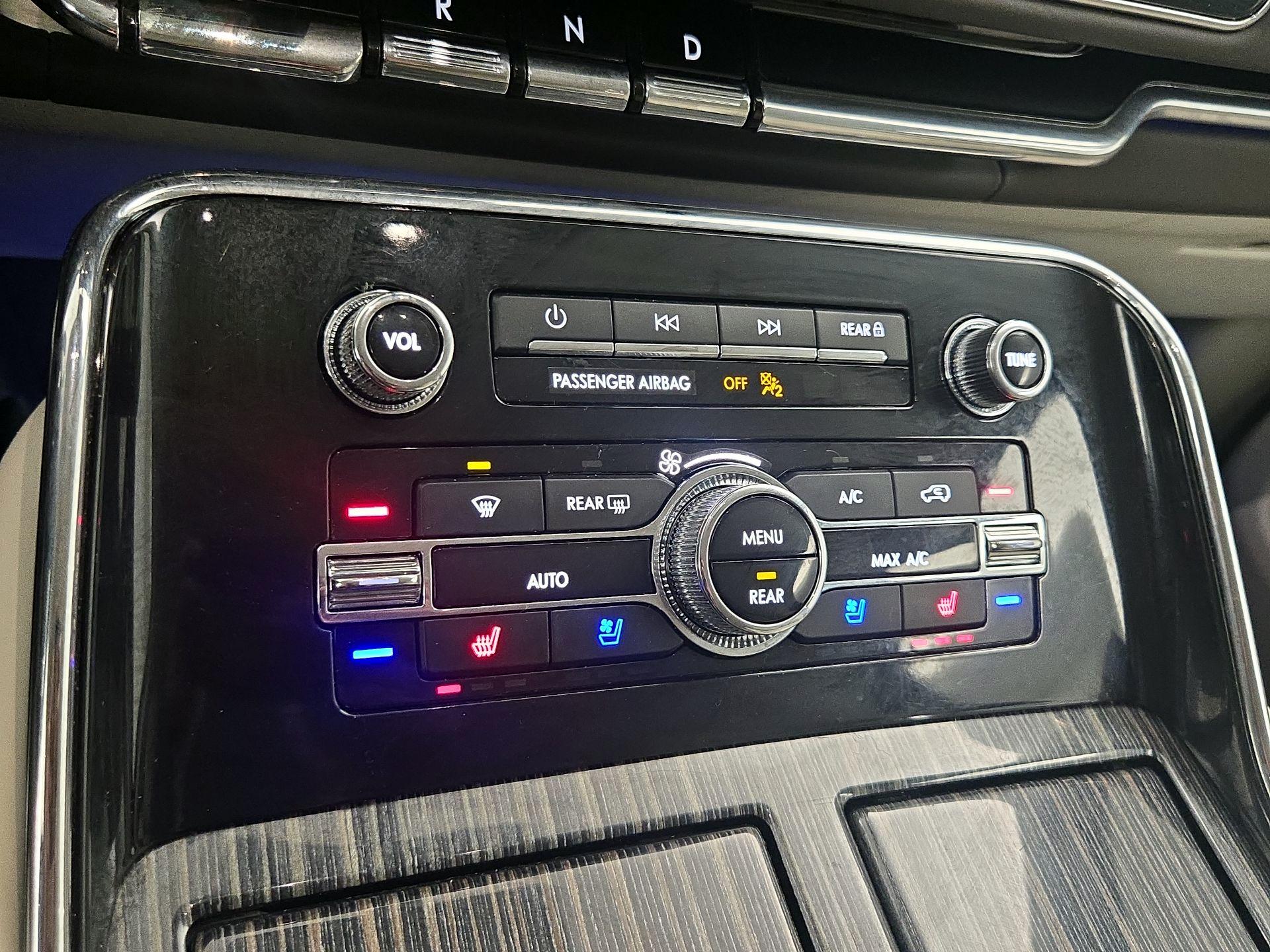 Thumbnail: 2023 Lincoln Navigator L - 17