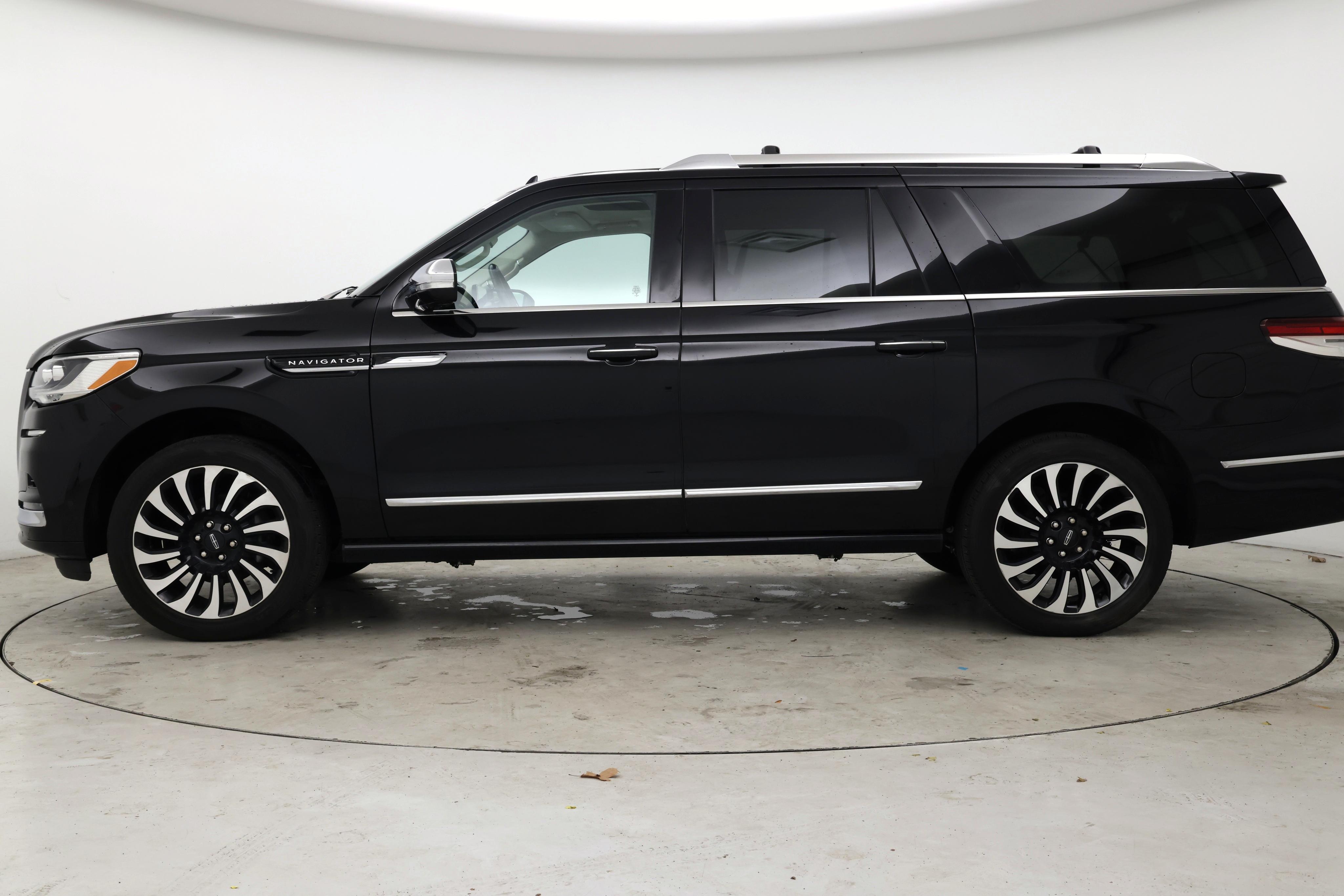 Thumbnail: 2023 Lincoln Navigator L - 3