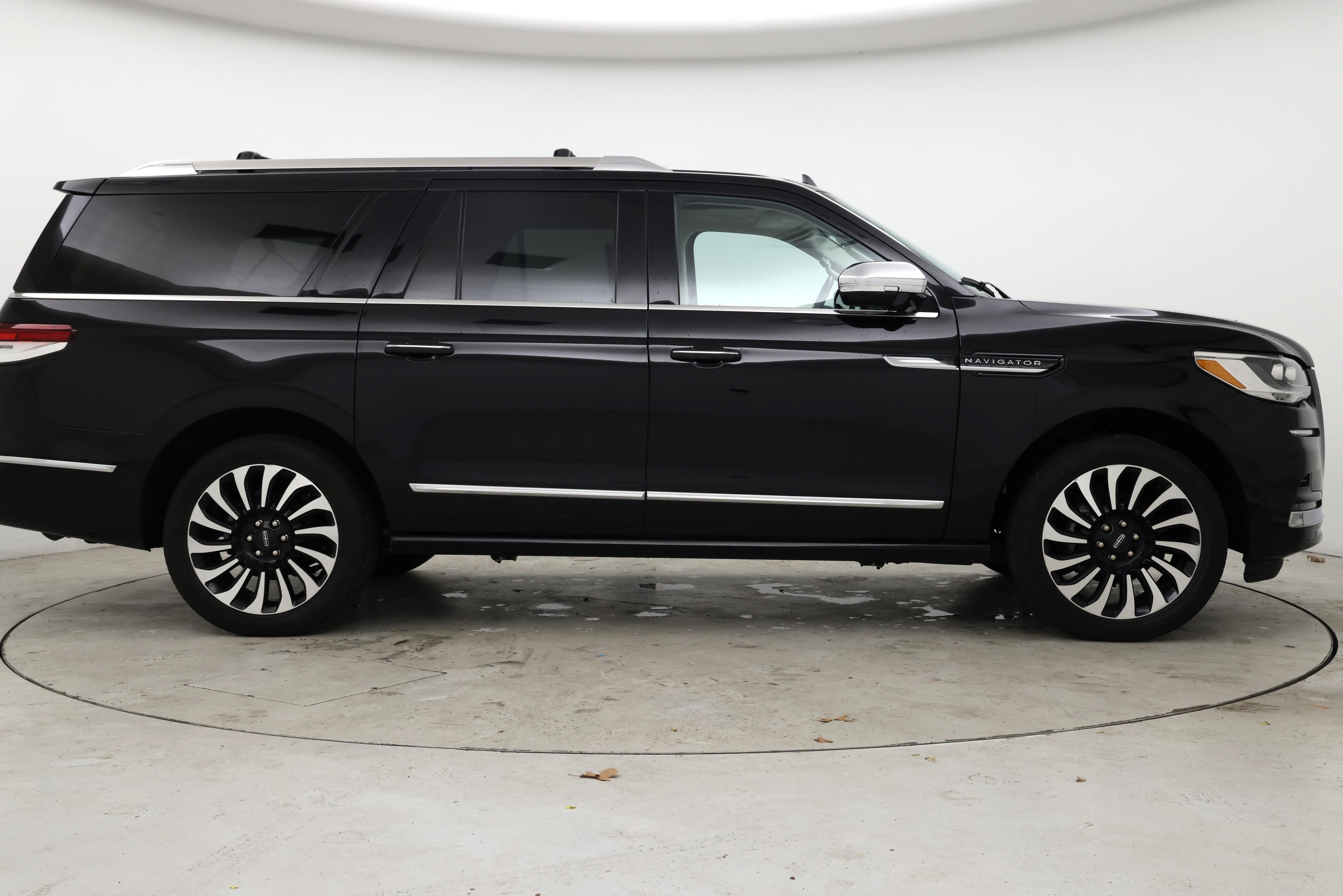 Thumbnail: 2023 Lincoln Navigator L - 7