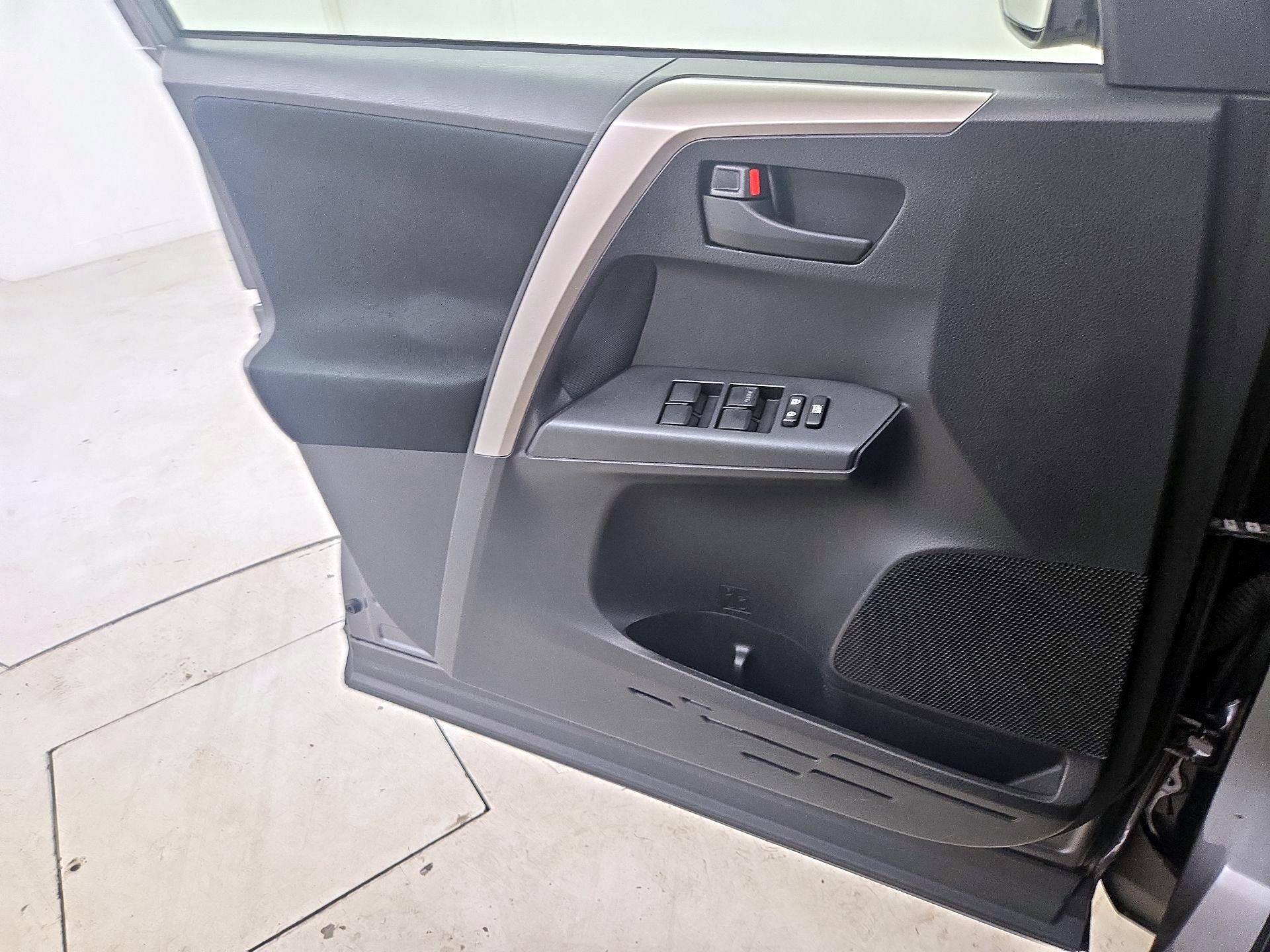 Thumbnail: 2018 Toyota RAV4 - 12