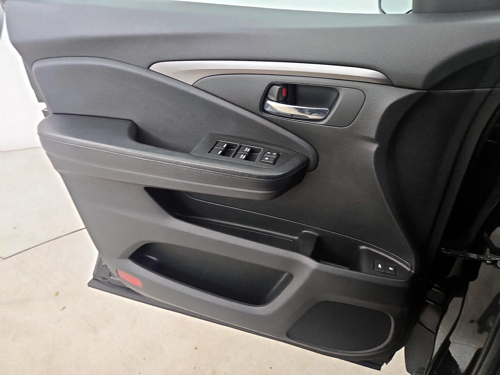 Thumbnail: 2017 Honda Pilot - 12