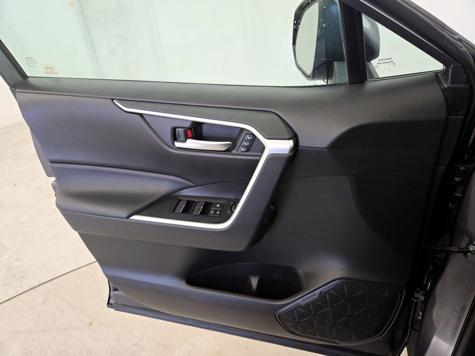 Thumbnail: 2022 Toyota RAV4 - 12