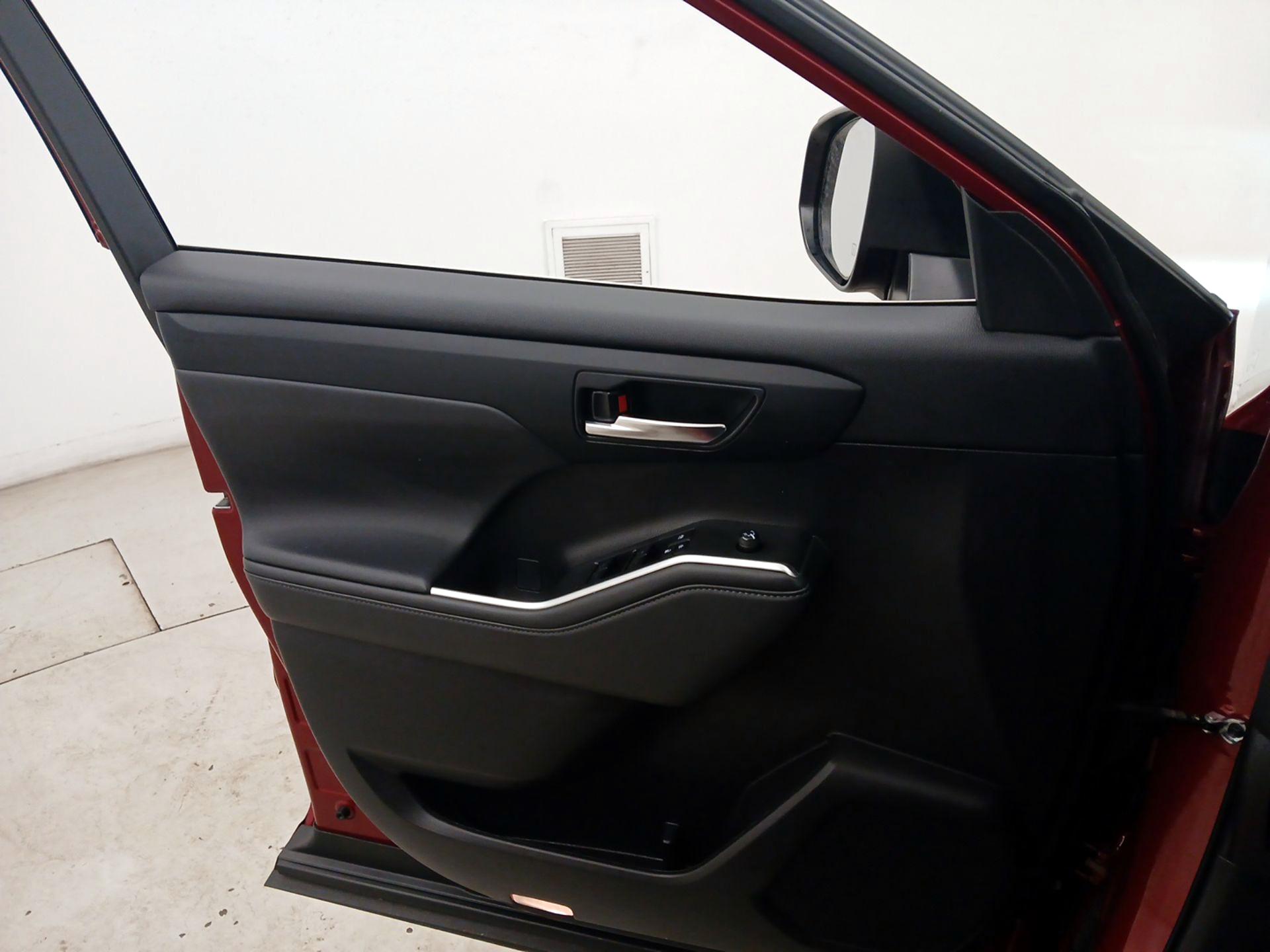 Thumbnail: 2023 Toyota Highlander - 12