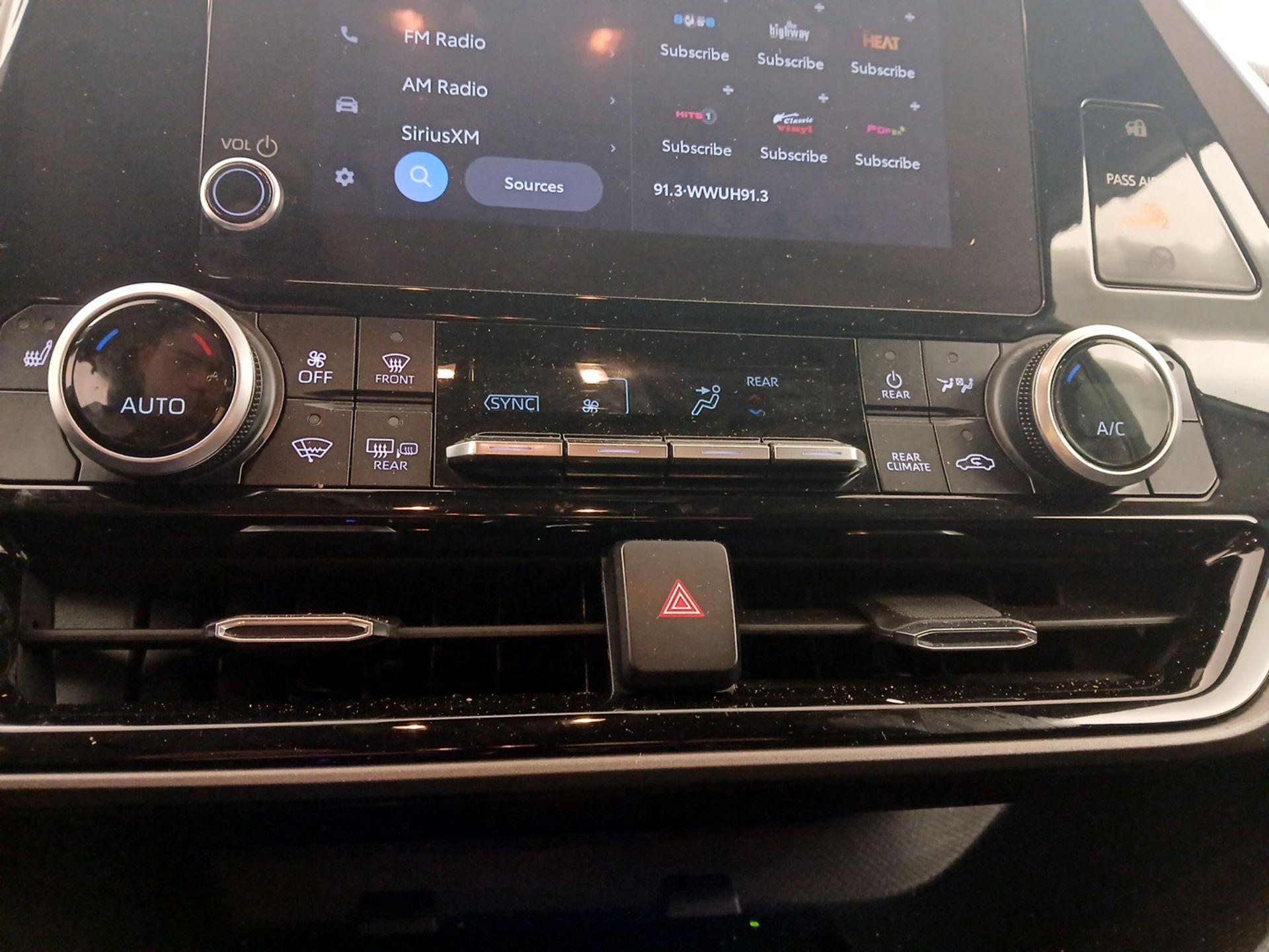 Thumbnail: 2023 Toyota Highlander - 16