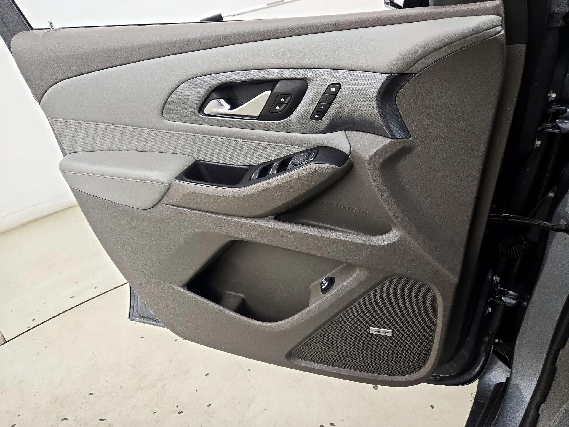 Thumbnail: 2018 Chevrolet Traverse - 12