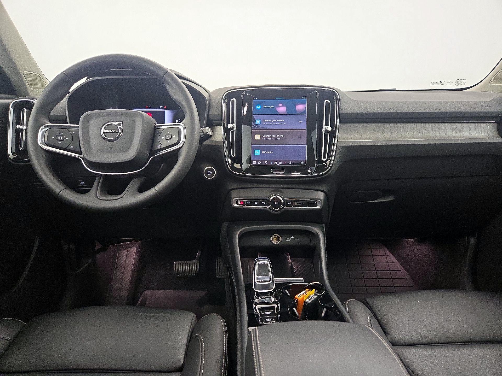 Thumbnail: 2023 Volvo XC40 - 9