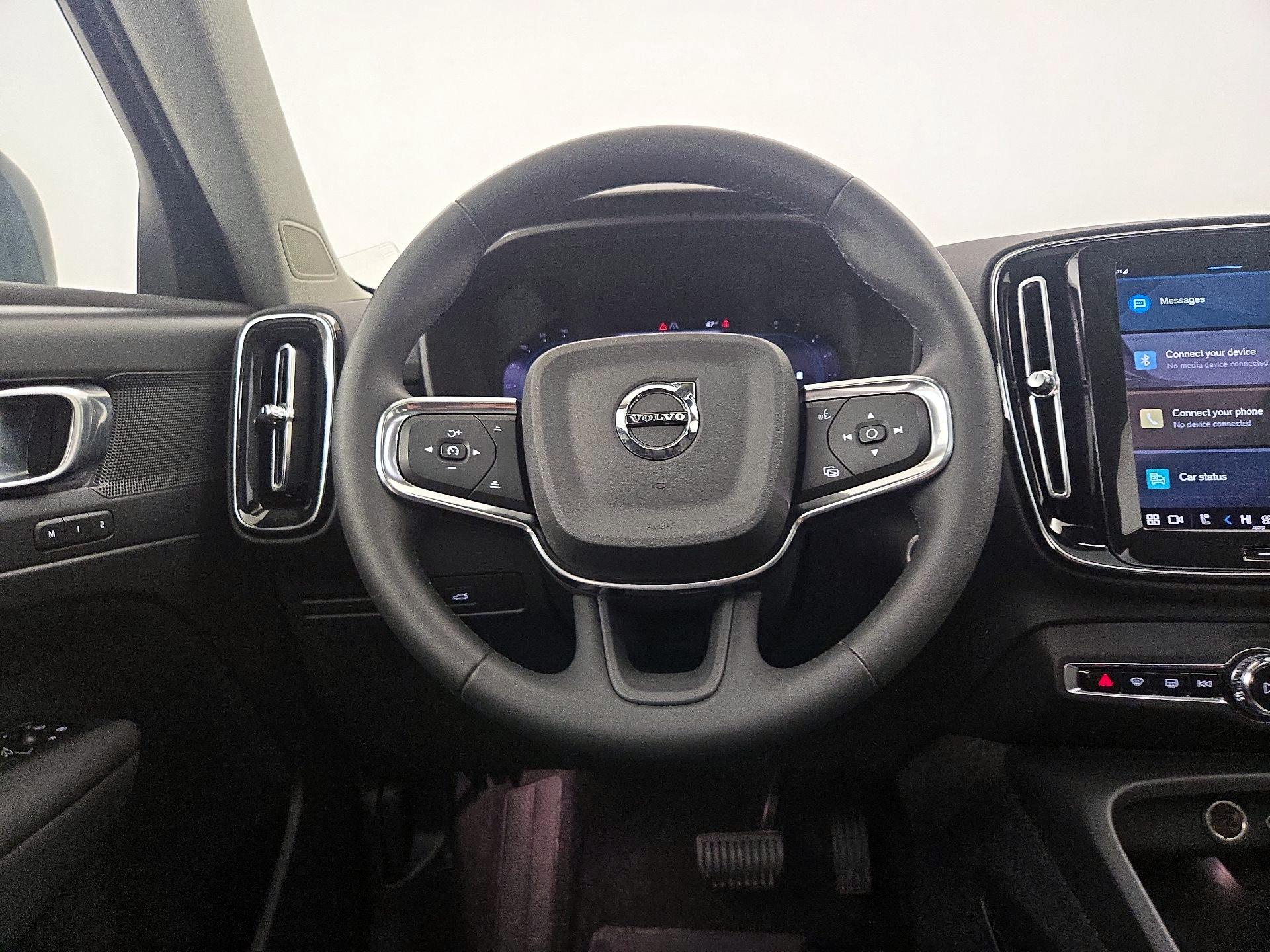 Thumbnail: 2023 Volvo XC40 - 10