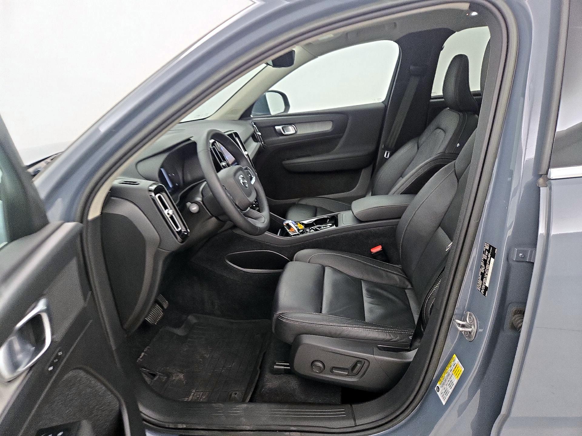 Thumbnail: 2023 Volvo XC40 - 11