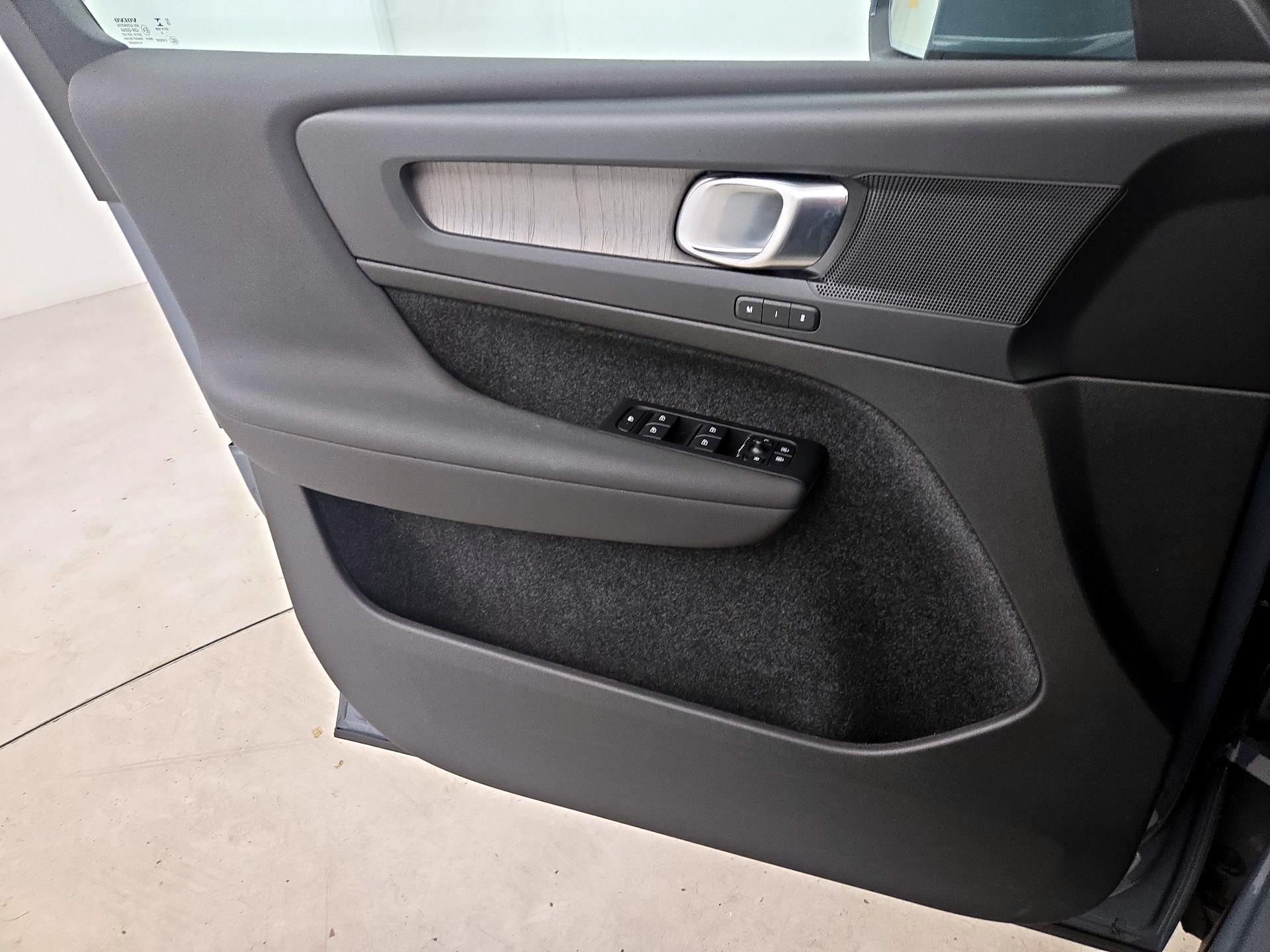 Thumbnail: 2023 Volvo XC40 - 12