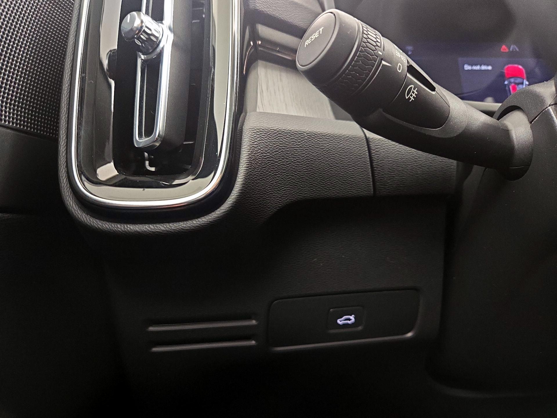 Thumbnail: 2023 Volvo XC40 - 13