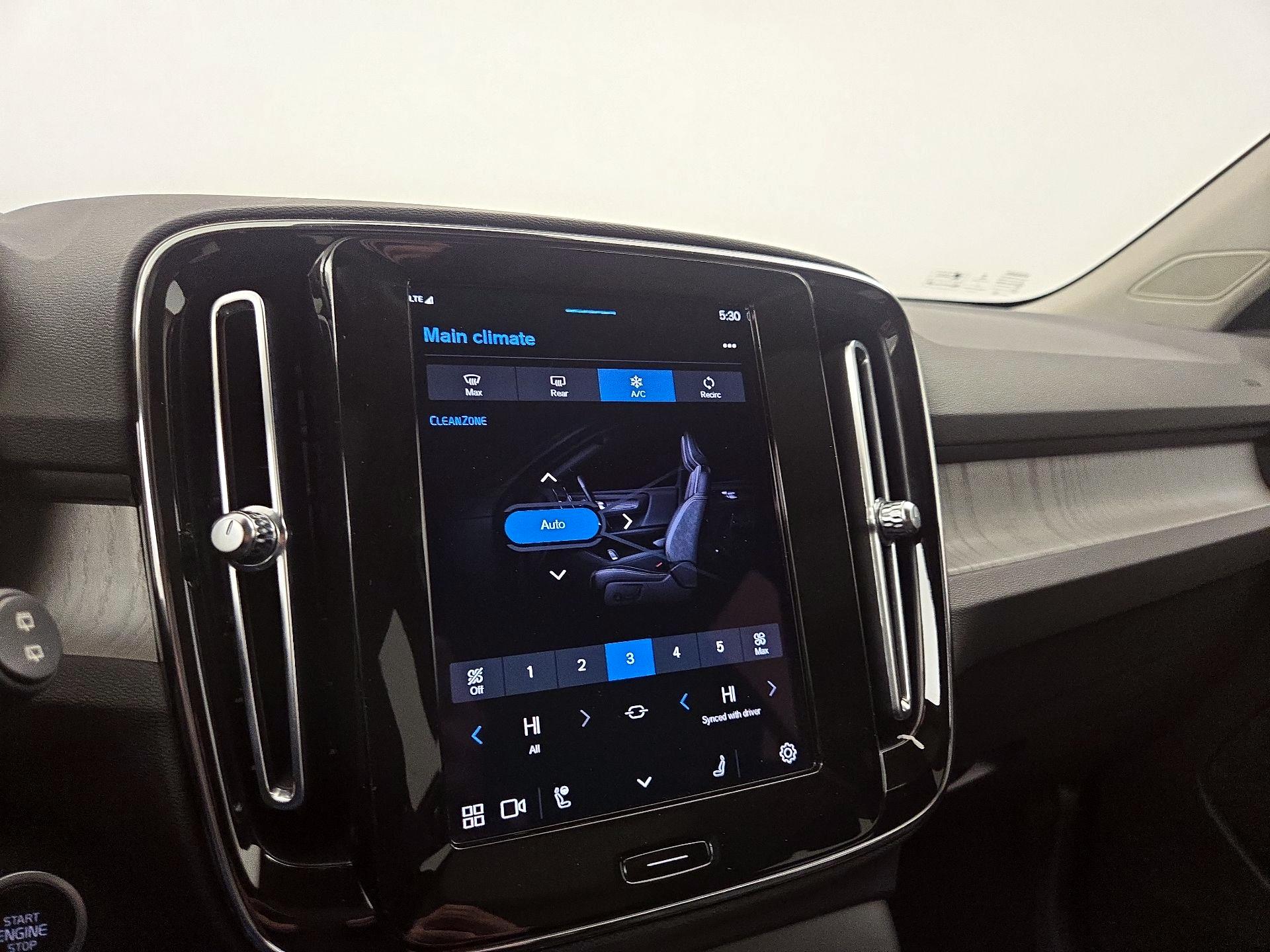 Thumbnail: 2023 Volvo XC40 - 16