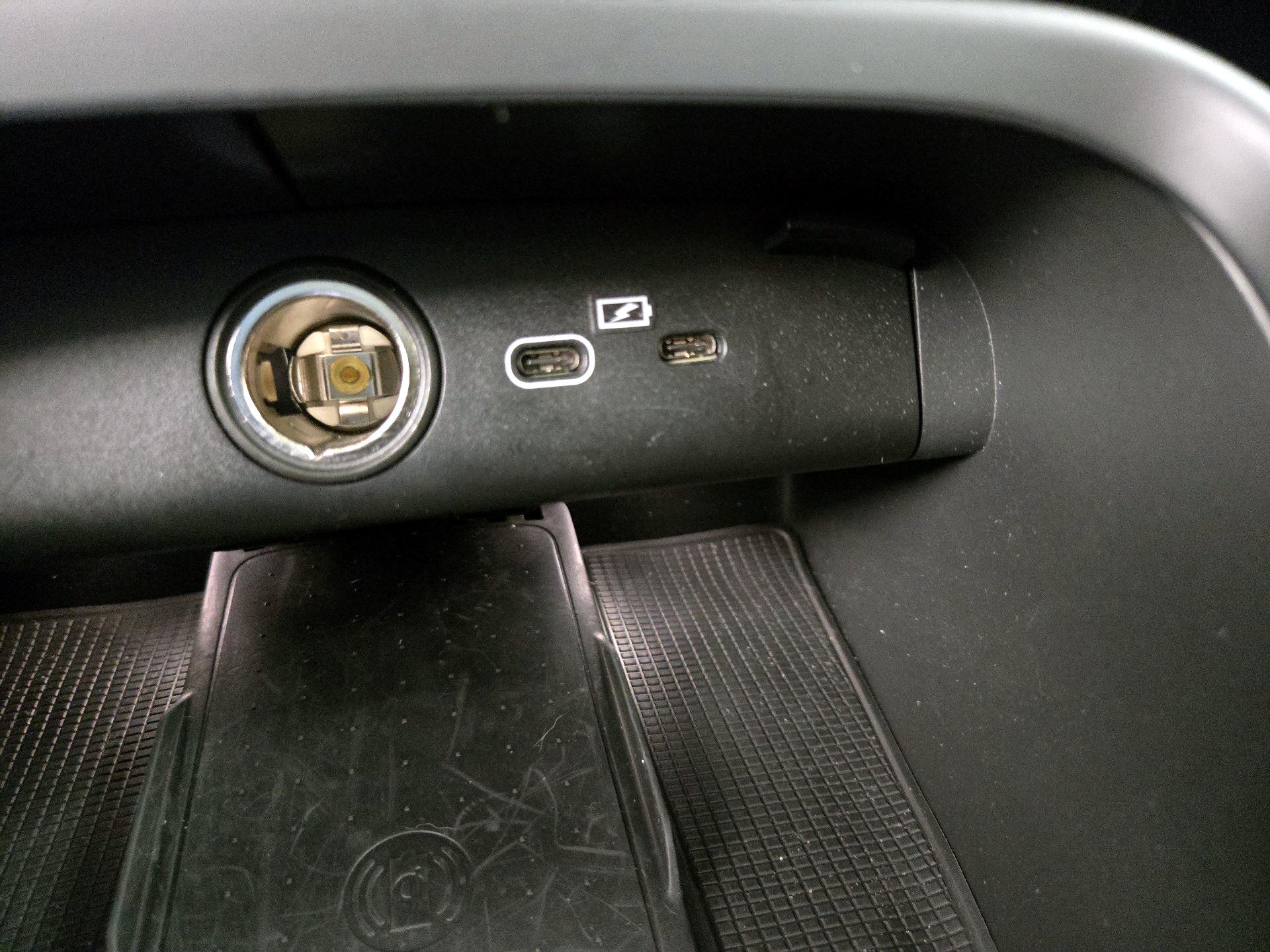 Thumbnail: 2023 Volvo XC40 - 18