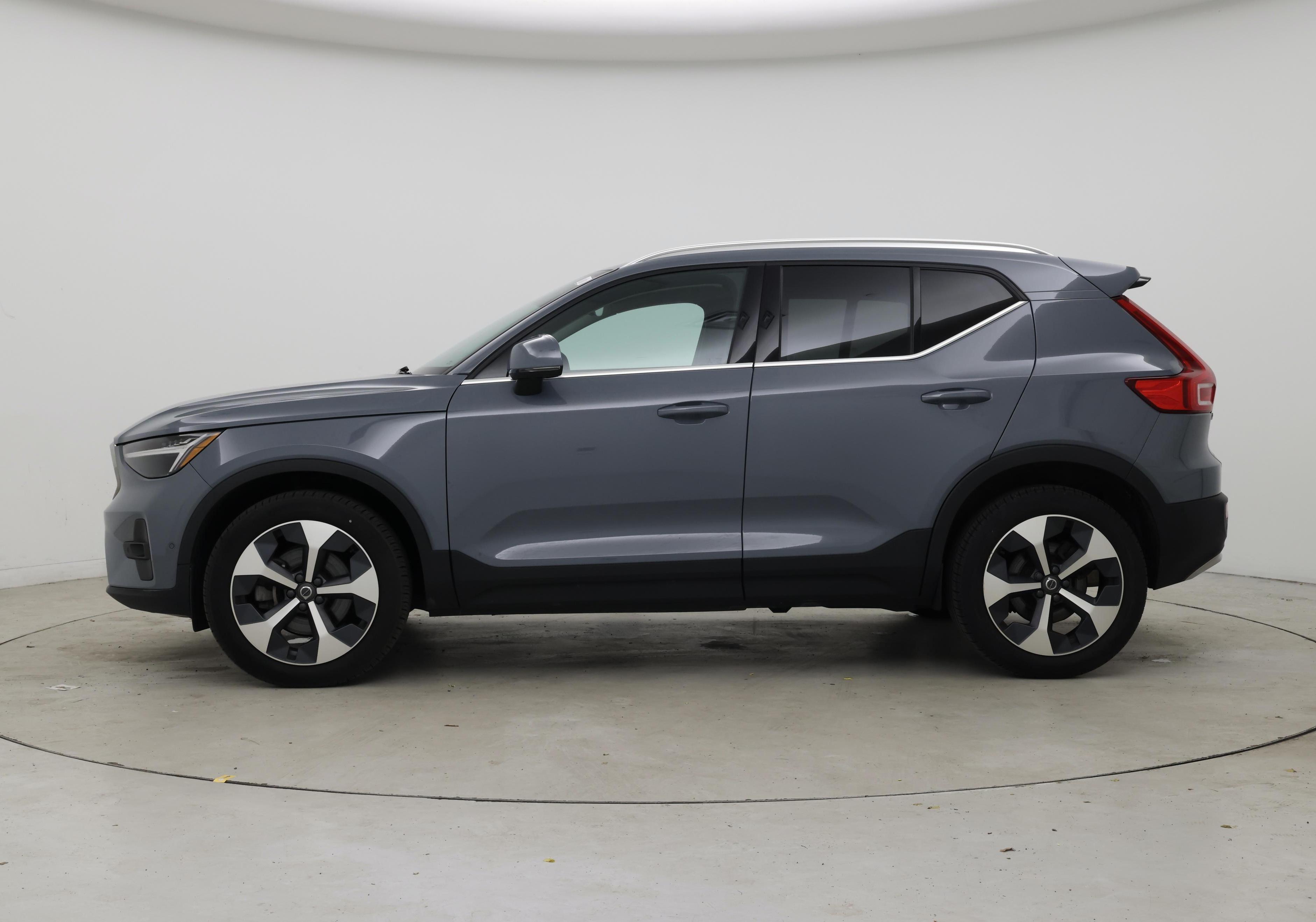 Thumbnail: 2023 Volvo XC40 - 3
