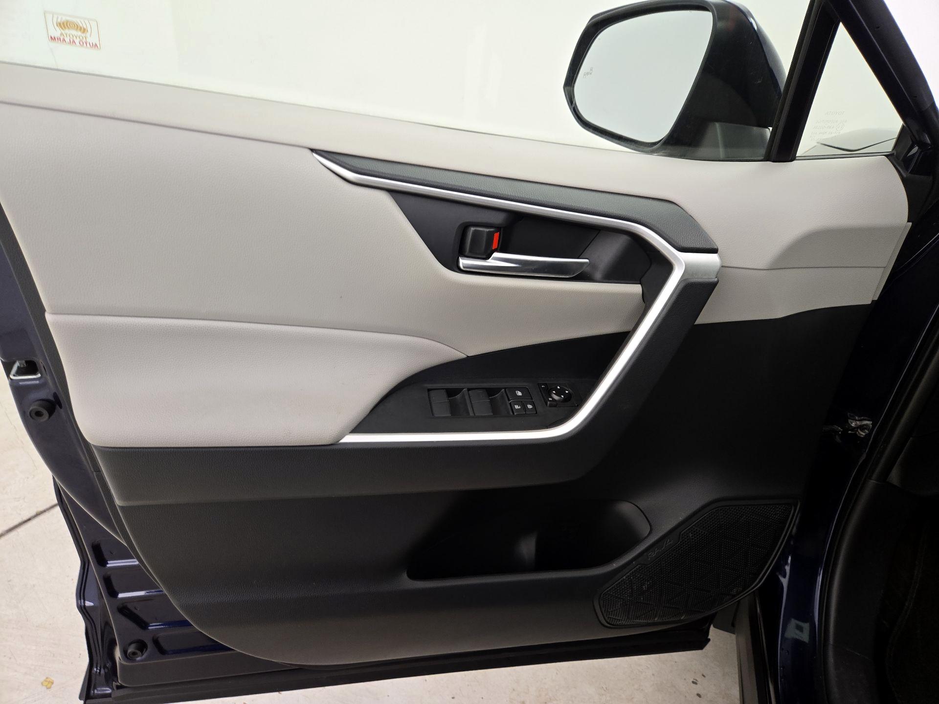 Thumbnail: 2019 Toyota RAV4 - 12