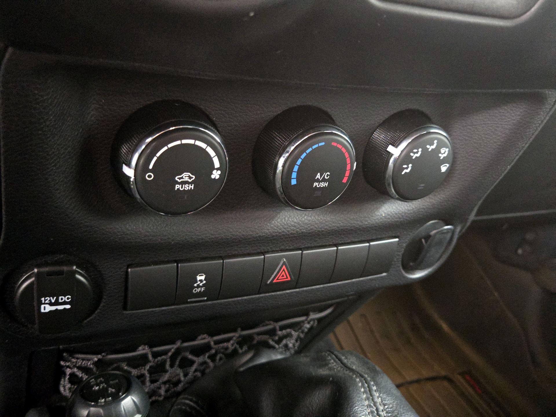 Thumbnail: 2016 Jeep Wrangler - 14