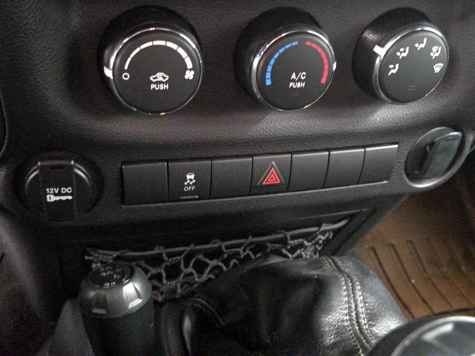 Thumbnail: 2016 Jeep Wrangler - 16