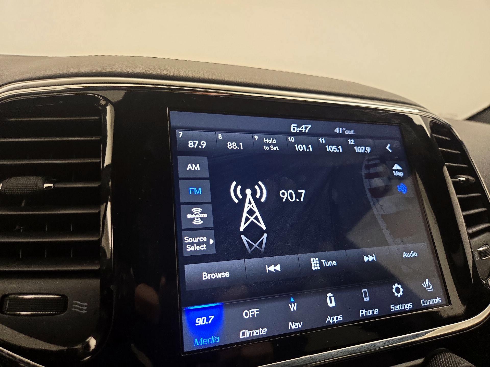 Thumbnail: 2021 Jeep Grand Cherokee - 15