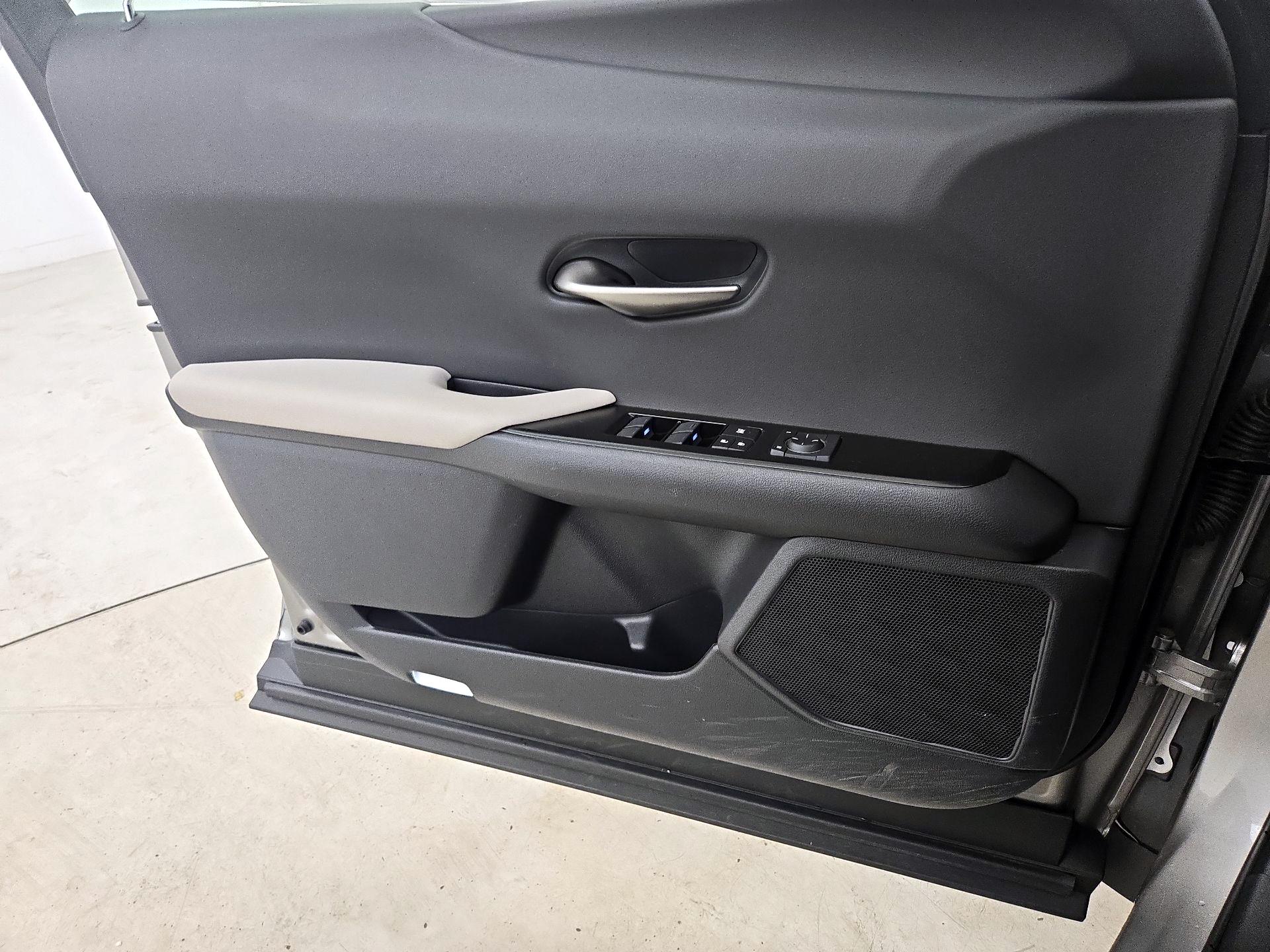 Thumbnail: 2022 Lexus UX - 12