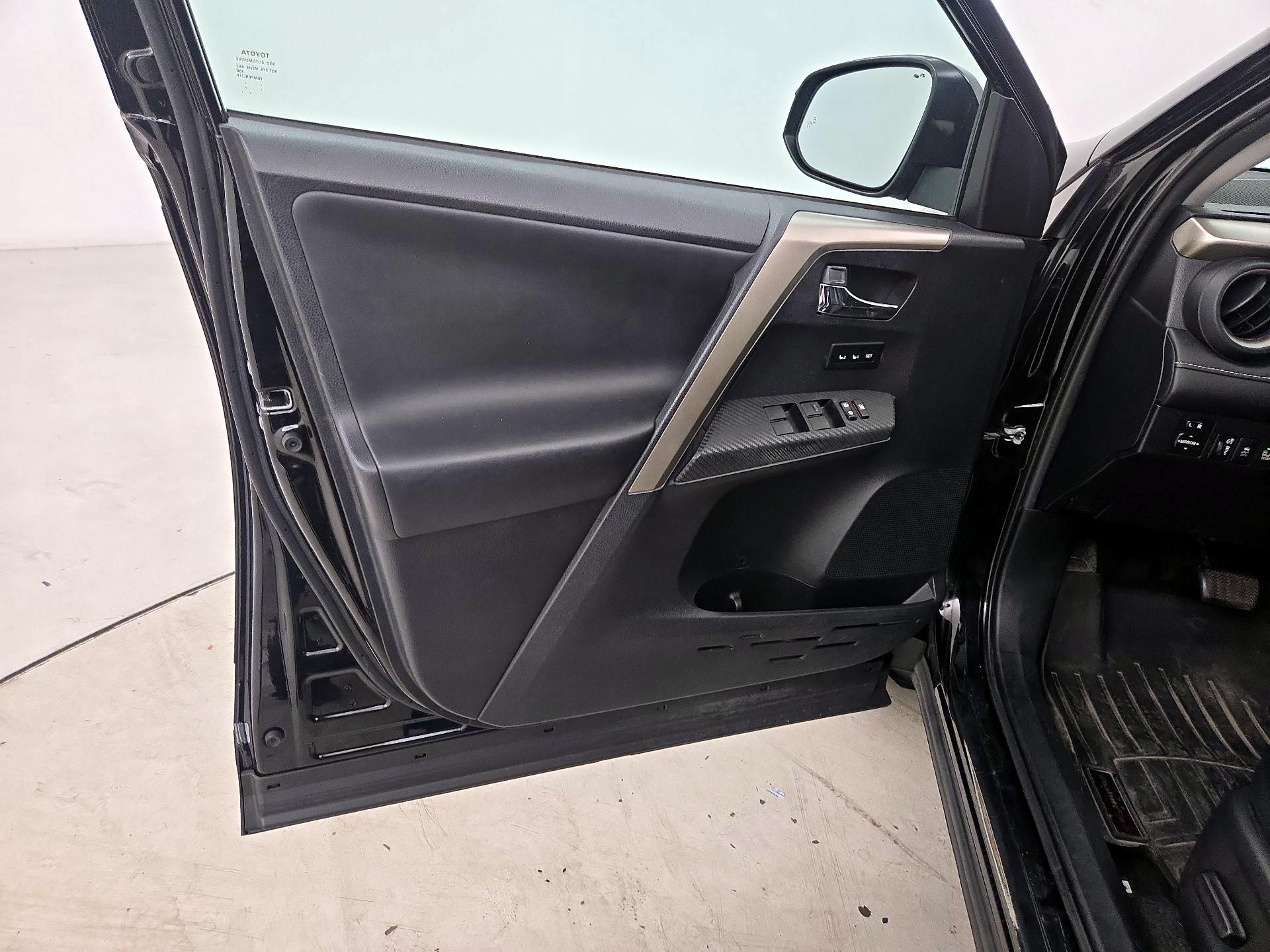 Thumbnail: 2015 Toyota RAV4 - 12