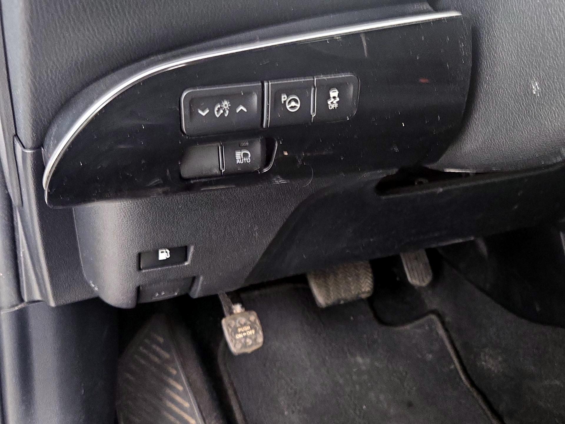 Thumbnail: 2017 Toyota Prius - 13