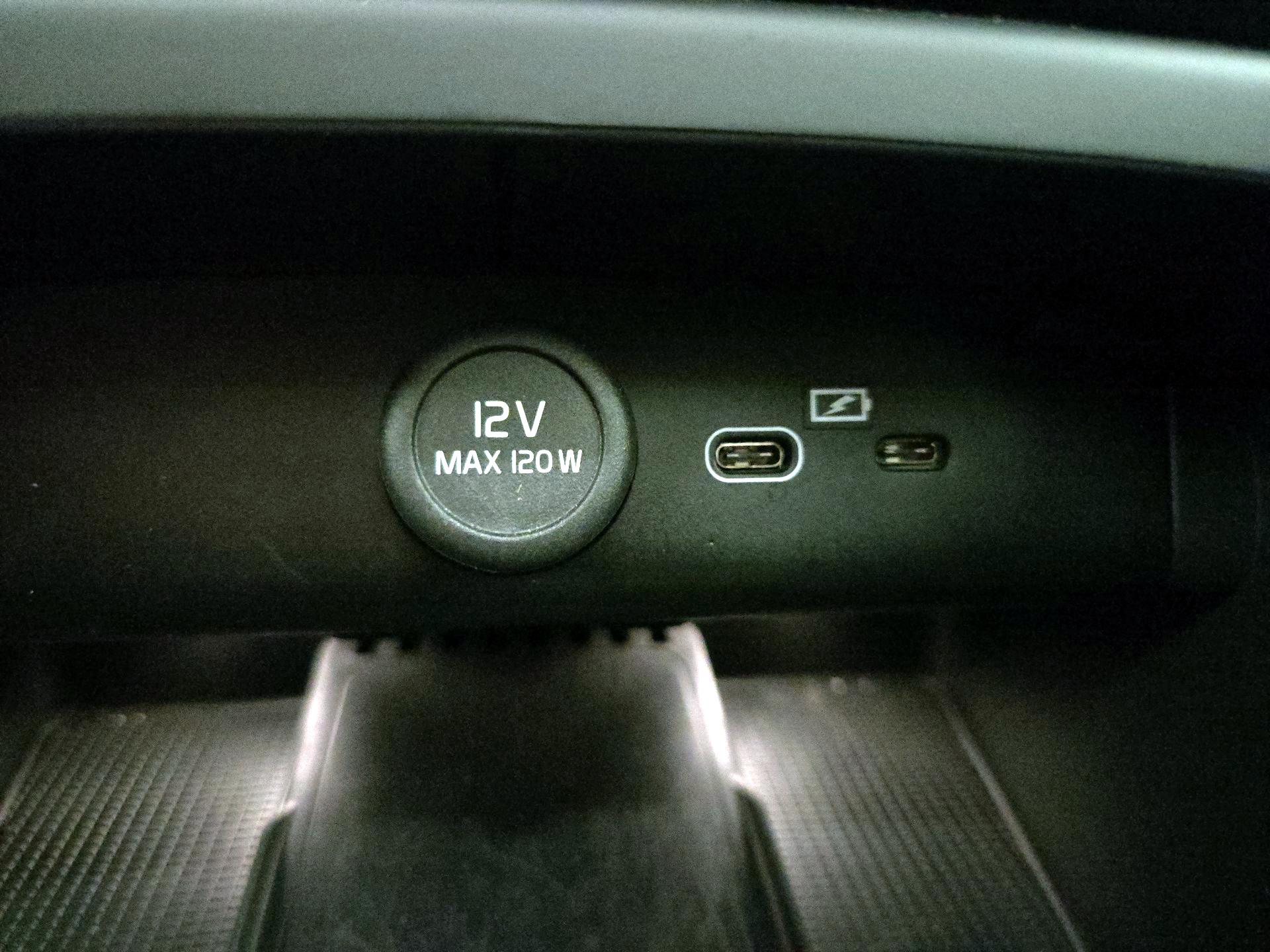 Thumbnail: 2023 Volvo C40 - 17