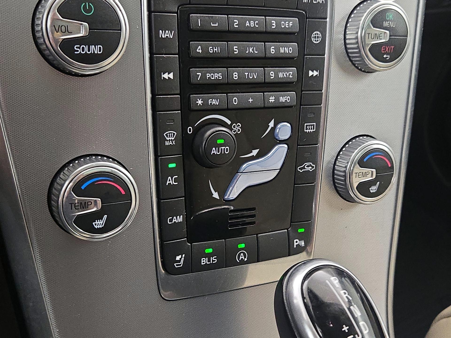 Thumbnail: 2017 Volvo XC60 - 16