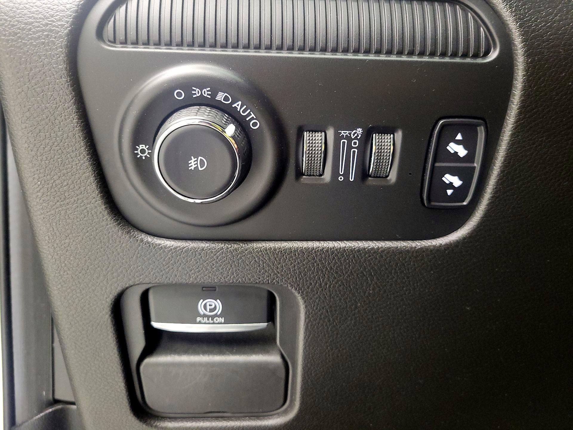 Thumbnail: 2022 Jeep Grand Wagoneer - 11