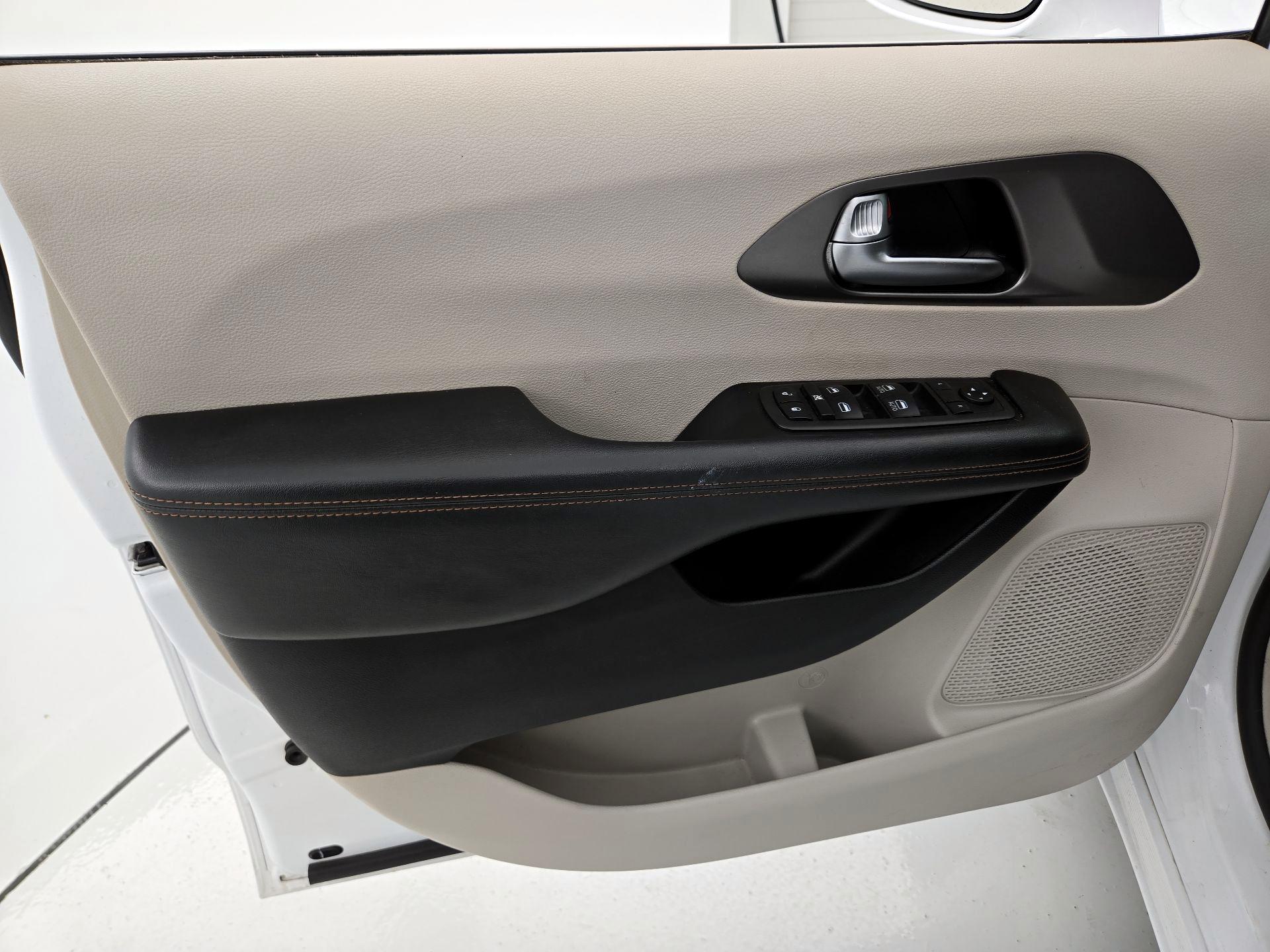 Thumbnail: 2020 Chrysler Pacifica - 12