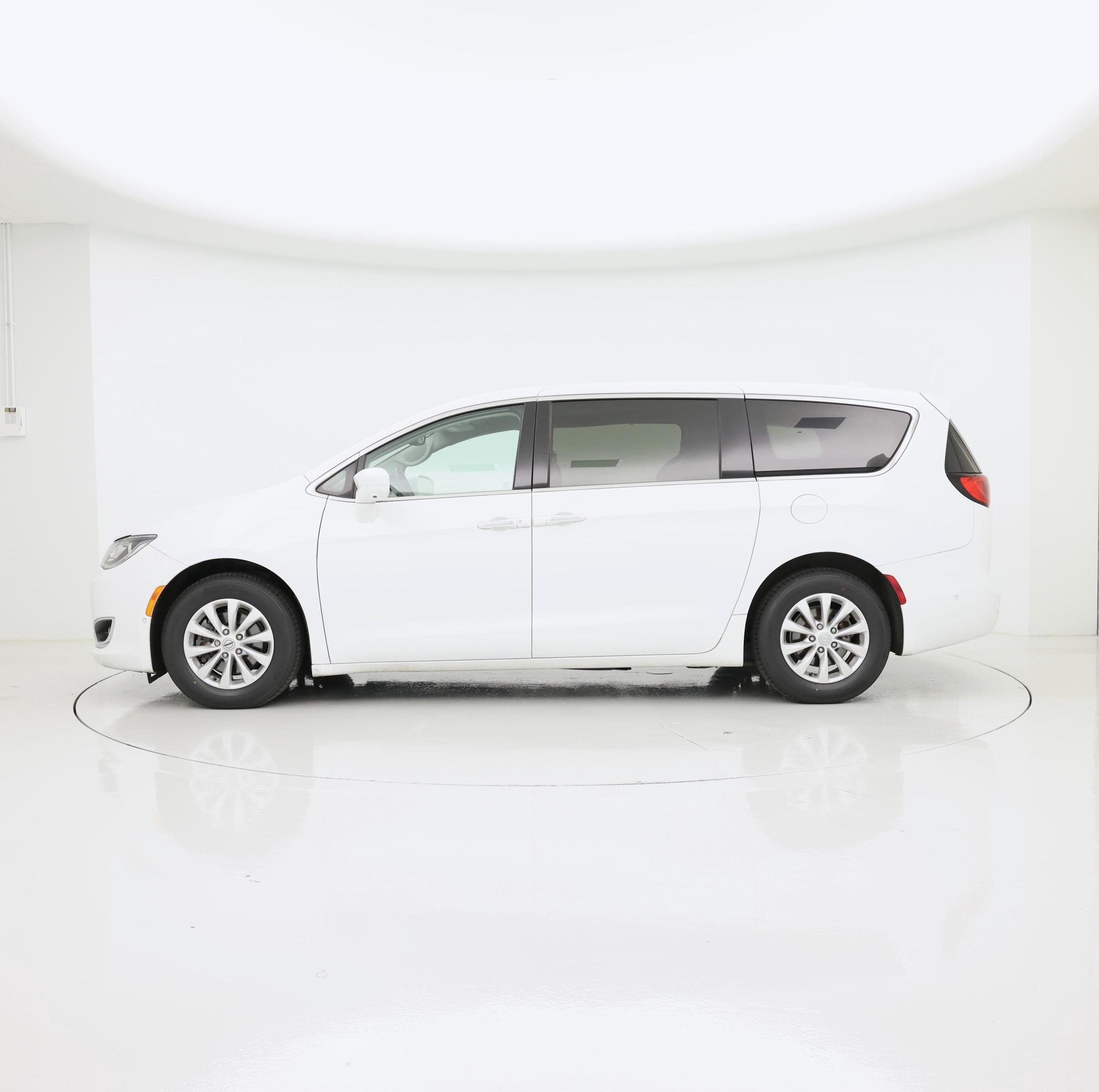 Thumbnail: 2020 Chrysler Pacifica - 3