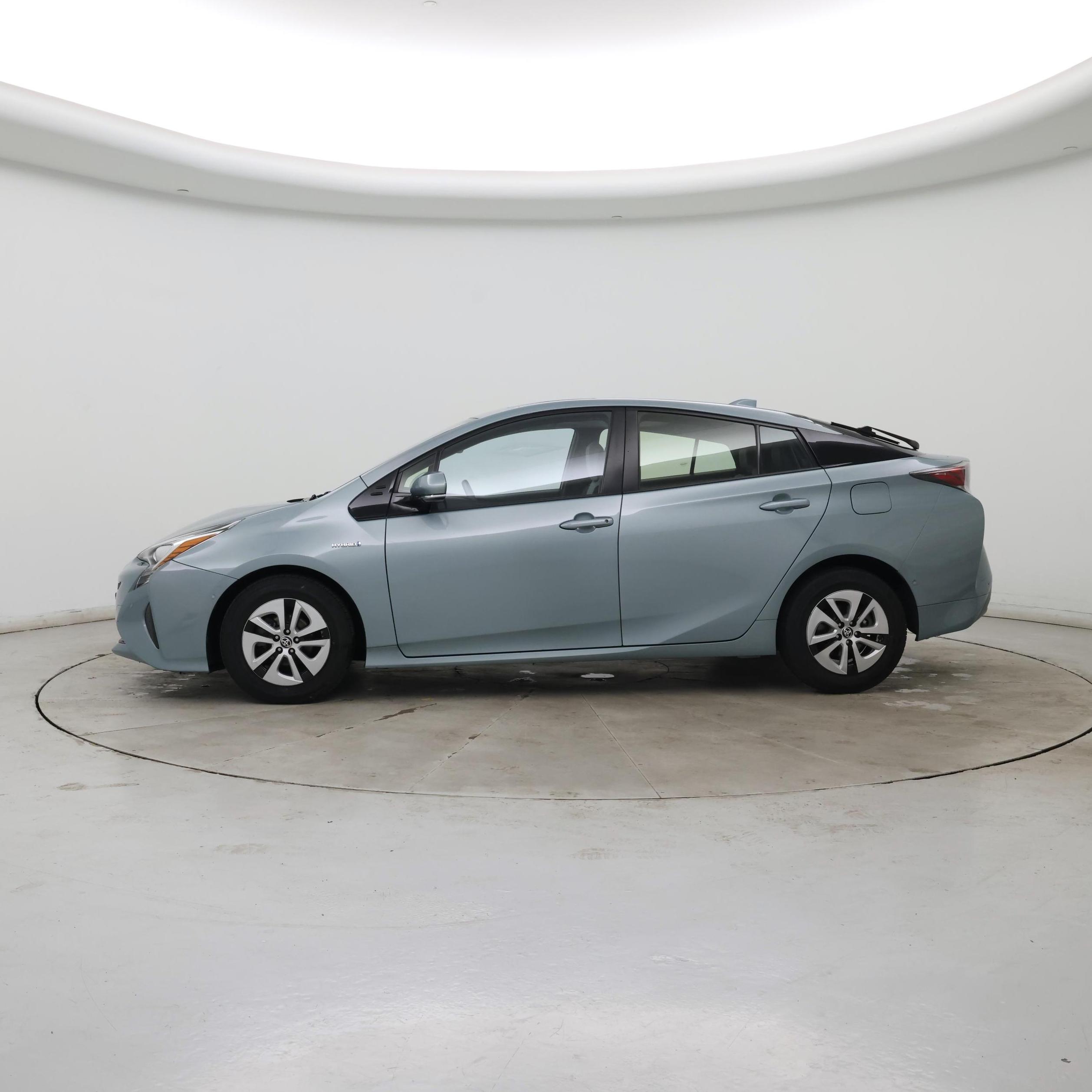 Thumbnail: 2017 Toyota Prius - 3