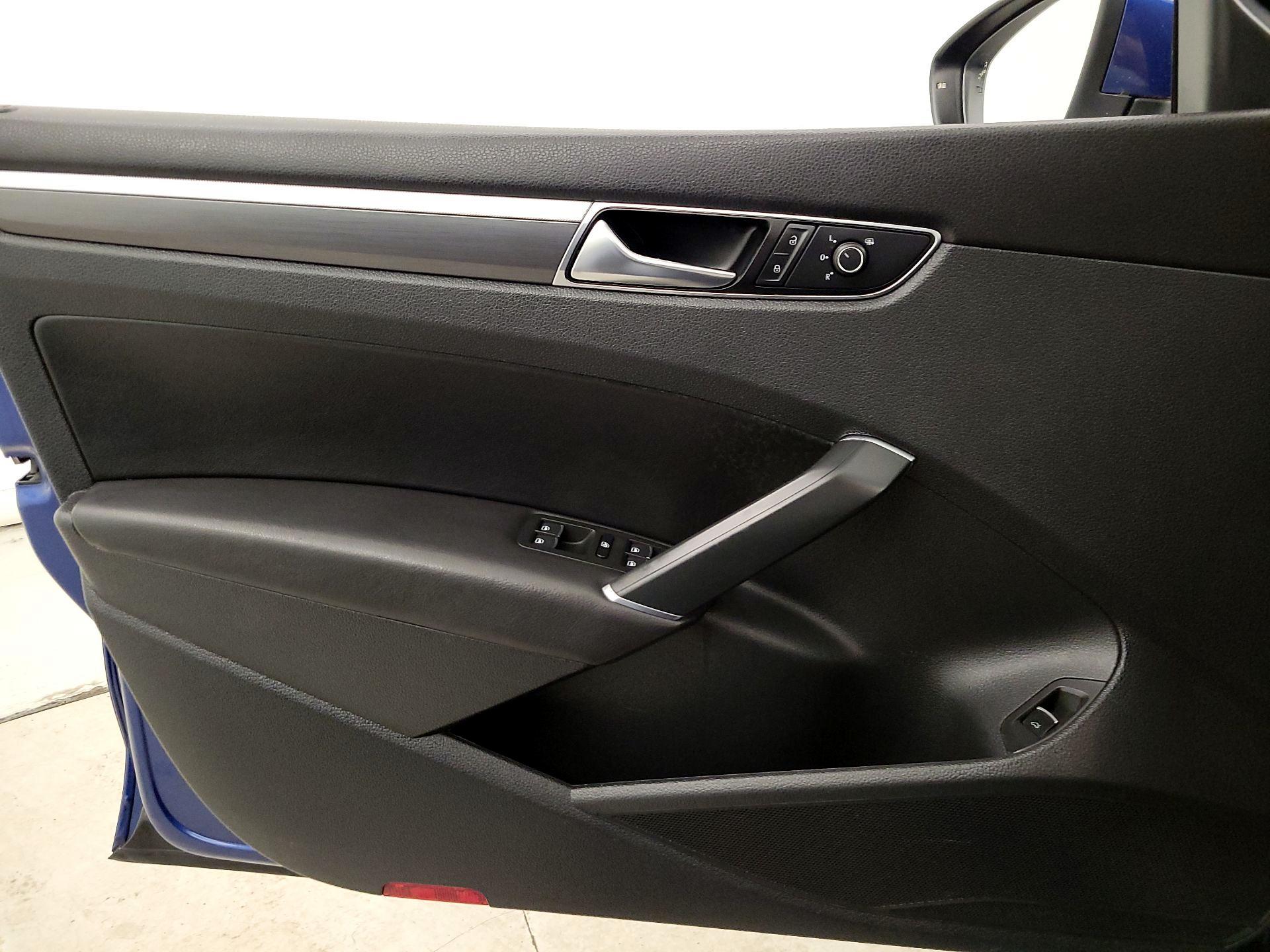 Thumbnail: 2017 Volkswagen Passat - 12