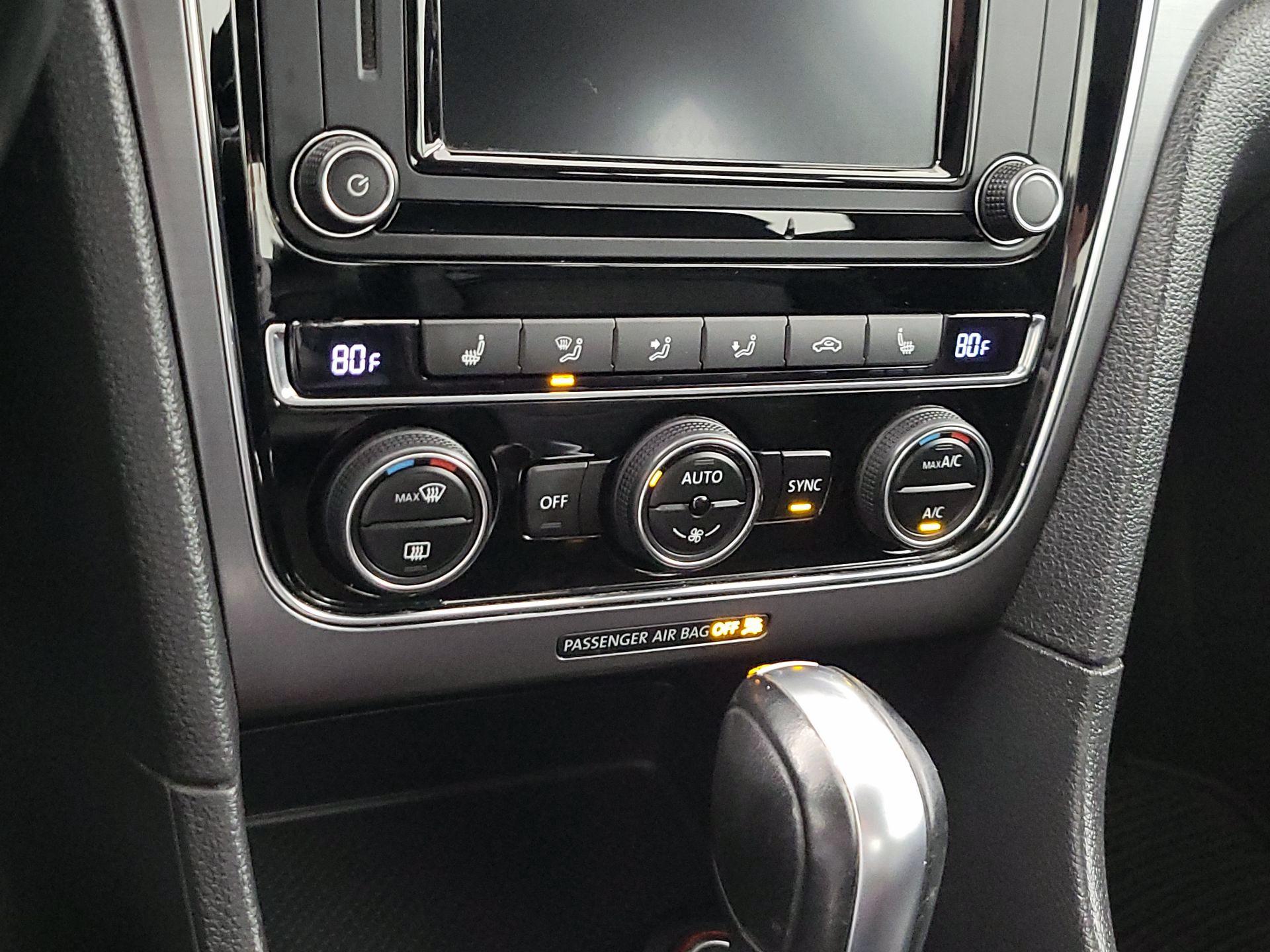 Thumbnail: 2017 Volkswagen Passat - 16