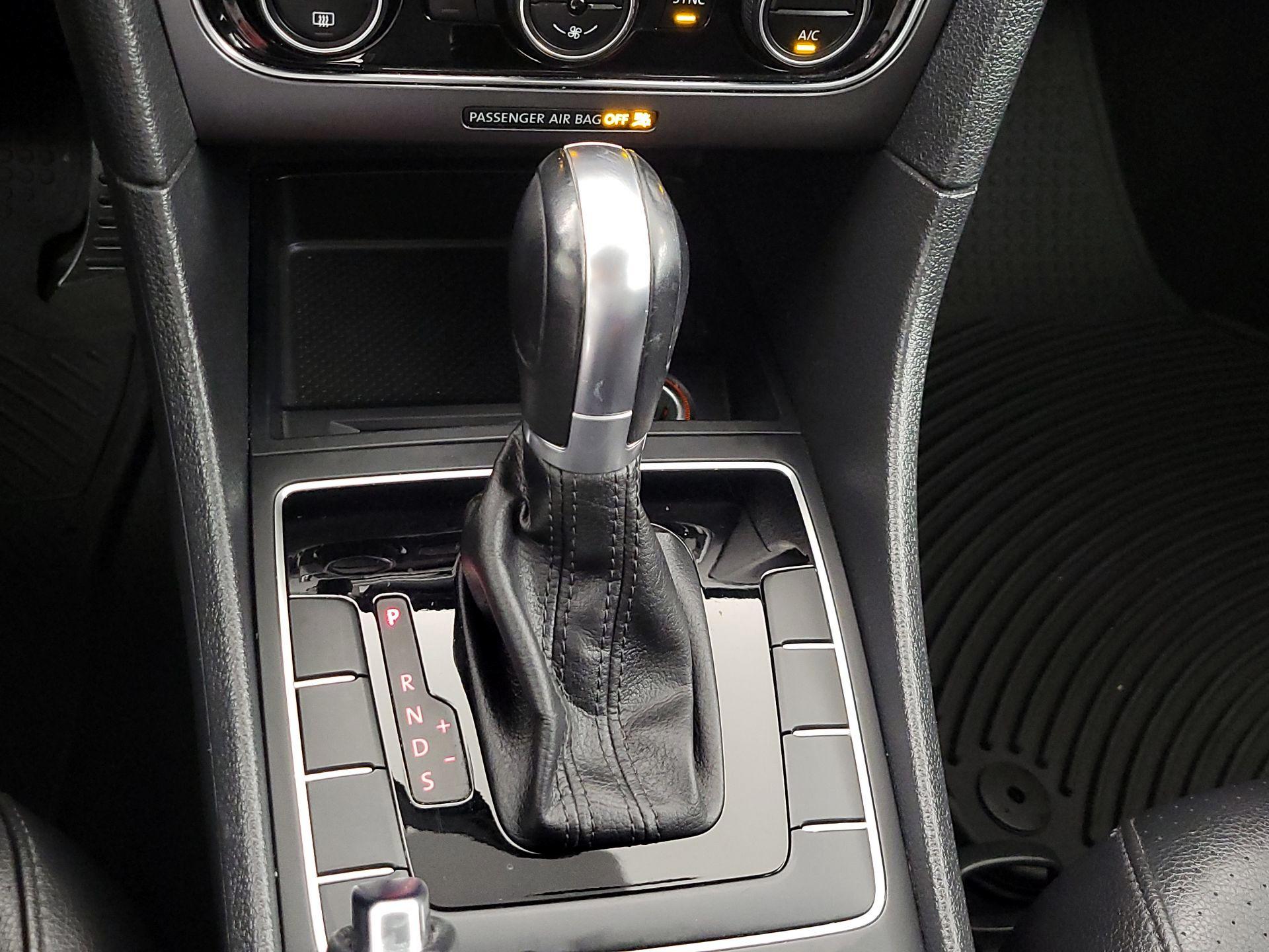 Thumbnail: 2017 Volkswagen Passat - 17