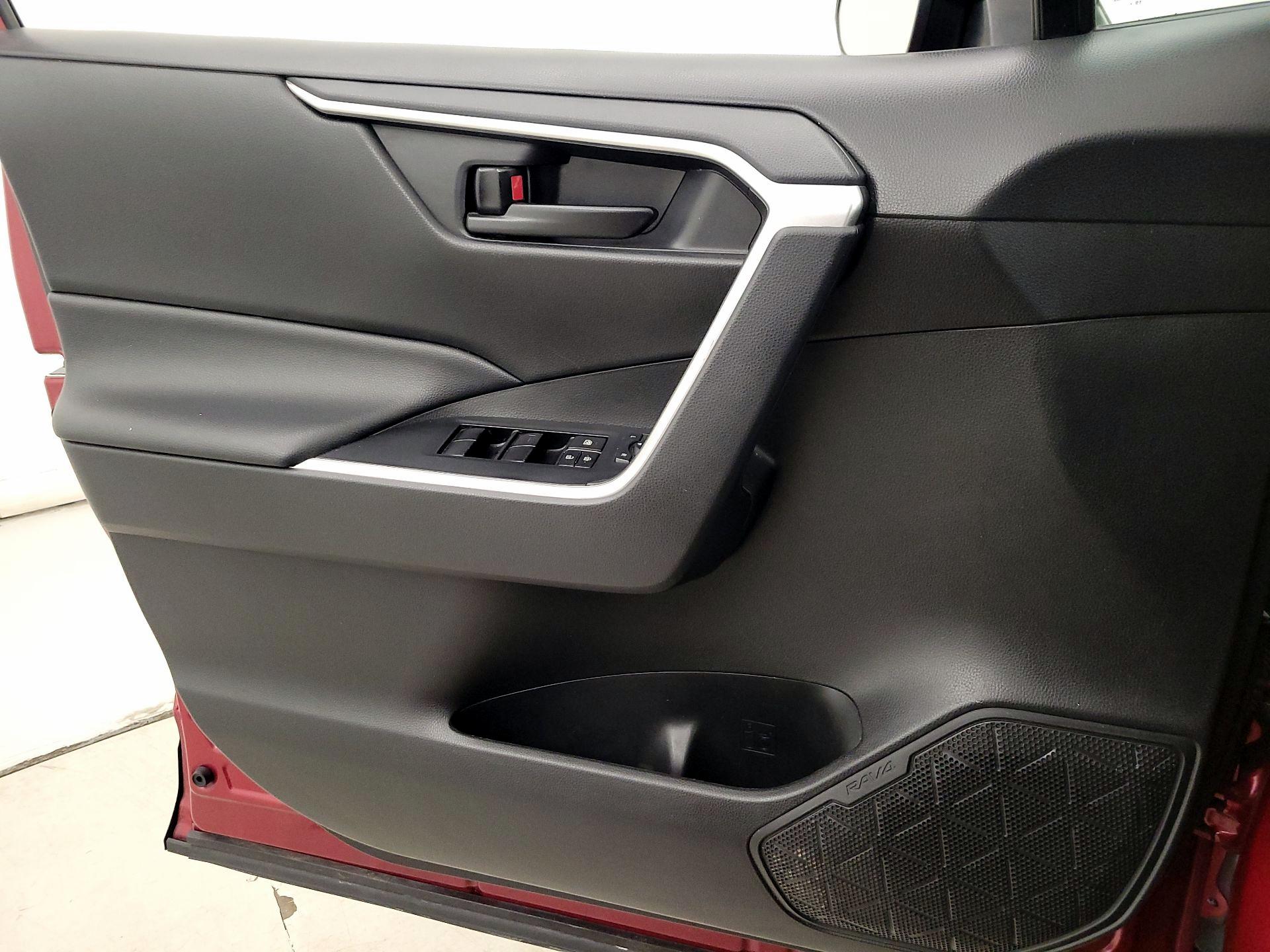 Thumbnail: 2020 Toyota RAV4 - 12