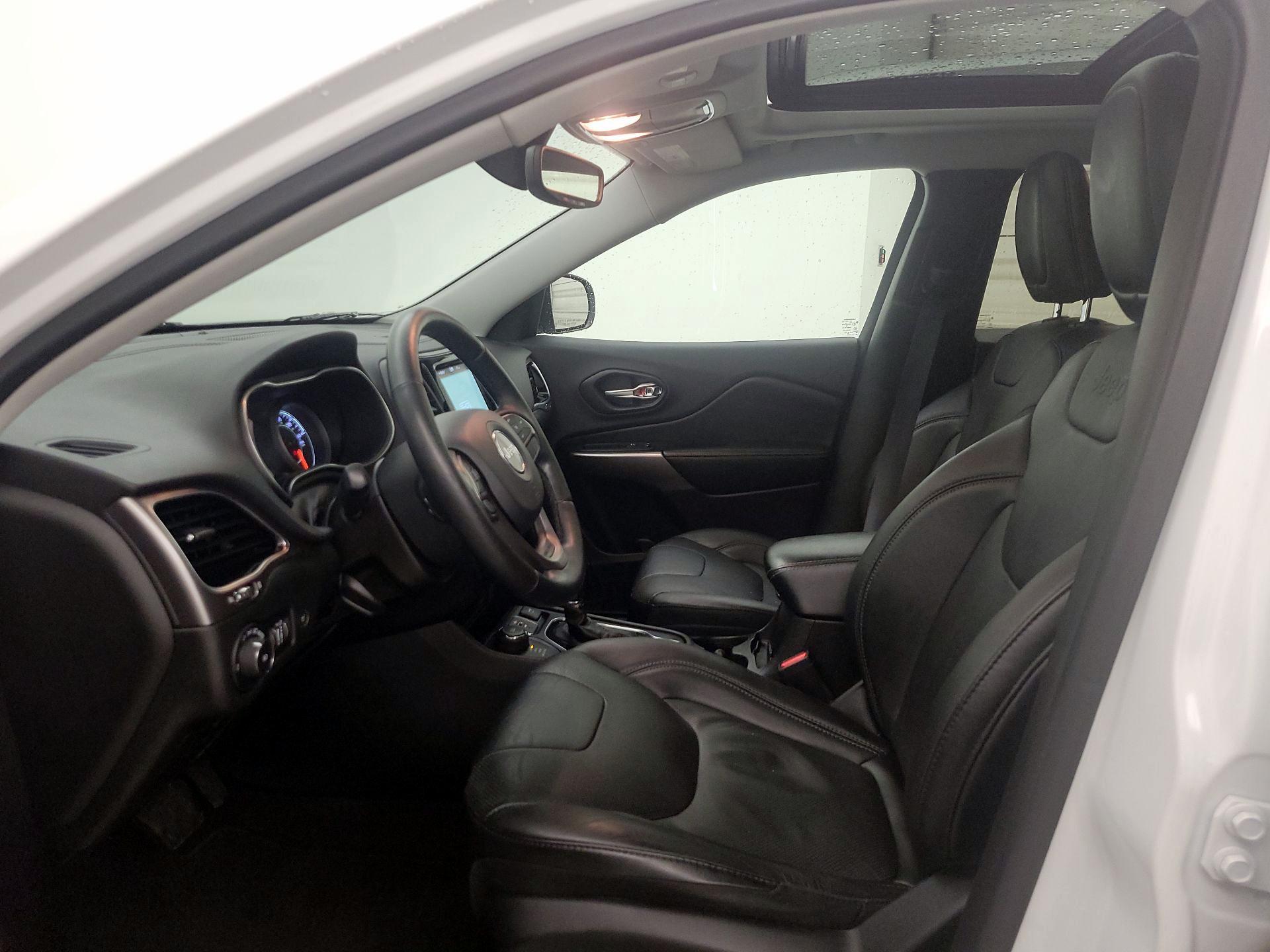 Thumbnail: 2019 Jeep Cherokee - 11