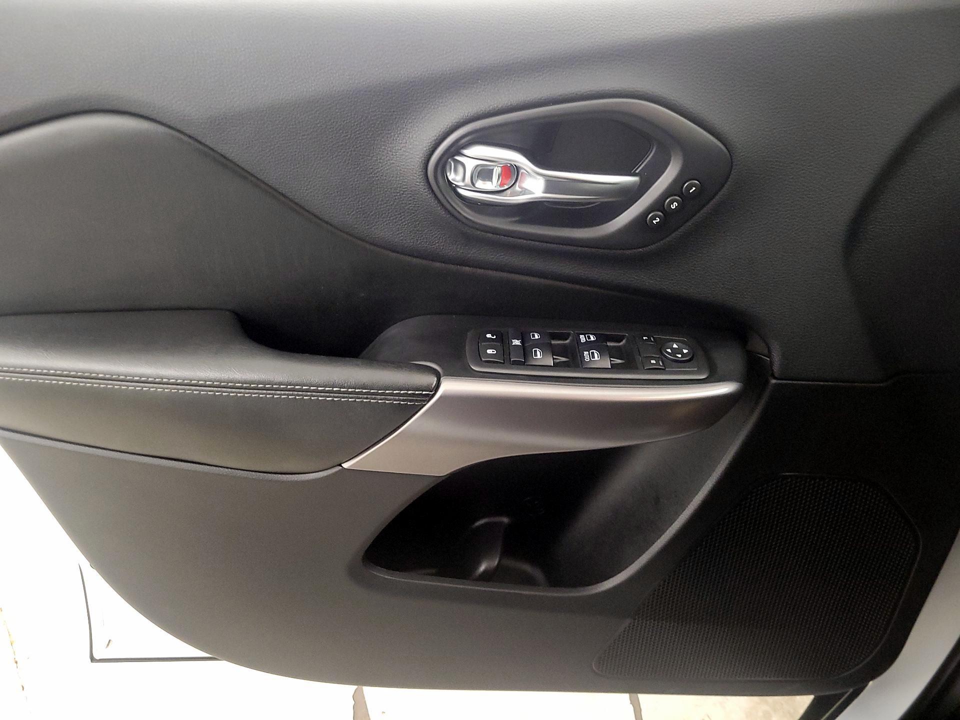 Thumbnail: 2019 Jeep Cherokee - 12